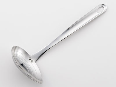 こちらの商品は1個単位での販売となります。［規格］250×105mm ［容量］70ml ［素材］18-8ステンレス小ぶりな器や繊細なお料理でも、そっとこぼさずに注げる横口お玉。小さじ1、大さじ1、大さじ2のラインが入っています。【日本製】