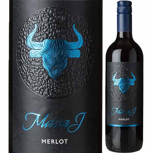 マジア・ジェイ・メルロー アルケミー・ワインズ スペイン &nbsp; 赤ワインの主要品種である厳選したメルロー種のみから出来る世界中で人気の辛口タイプの赤です。 メルロー種特有のミネラル感あふれ深みのある味わいの赤ワインです。 ベリー系、カシス系の香り、なめらかのある程よいタンニンがバランスの良さを感じさせる。 全体のボリュームは十分ありラ・マンチャ名産の土鍋の煮込み料理などとの相性が良いです。 &nbsp; こちらの商品の配送スケジュール ※当日発送以外の商品との同梱、決済エラー時は、このスケジュールで対応できないことも御座います。 ※在庫状況により、対応できないことも御座いますので、ご了承ください。 ▼ギフト対応はこちらで行っています。 ワイン名（原語） マジア・ジェイ・メルロー　(MASIA・J　MERLOT) 生産者（原語） アルケミー・ワインズ（ALCHEMY WINES LTD.） 原産国・地域 スペイン　カスティーリャ地方 原産地呼称（AOP） ティエラ・デ・カスティーリャ(TIERRA DE CASTILLA) ヴィンテージ 2022 ぶどう品種 メルロー100％&nbsp; タイプ 赤ワイン 内容量 750ml ご注意 開封後は要冷蔵の上お早めにお飲みください。 保存方法 要冷蔵　18℃以下 【B-LR】【SP】【CTYL】【MCHA】【T-RE】【T-SEC】【T-MD】【T-FR】【S-ME】【HER】【HTL】【7ST】【V-202】MASIA・Jマジア・ジェイ 噂の7つ★ホテル、あの「バージュ・アル・アラブ」でもグラスワインに採用されていた実績アリ!! この実績から、作り手の「アルケミーワインズ」は、 今では世界のさまざまな星付きレストランからグラスワインを 作ってほしいという依頼が舞い込んでいます。 柑橘のアロマ、甘みと酸味のバランスが取れていて 飲みやすい白ワイン、 果実味がしっかりと感じられ、渋みは穏やか、 するするっと飲みやすい赤ワイン。 皆さんスペインと言えば闘牛、フラメンコ、サッカー、などがまずイメージされるでしょう。 そんなスペイン人の情熱文化のひとつ、闘牛（Toro）をモチーフにしたラベルのワインです。 スペイン人にとって闘牛は生きる象徴と言っても過言ではありません。 闘牛士（Matador）が生死をかけて闘牛に最後の一突きする事を「真実の瞬間」と呼びますがまさにその瞬間こそにスペイン人の全てが凝縮しているのではないでしょうか？ そんなスペイン人たちが闘牛にかける情熱は我々日本人が想像する以上に凄いです。 スペインのワインは大らかで気兼ねなく友人達や家族を囲んだり、一人で映画を見ながらなどシチュエーションを選ばない、まさにオールマイティーワインの代表格です。 そして近年日本でも大人気！のバルブーム。 バルの定番メニューであるピンチョス（つまみ）、タパス（小皿料理）などとの相性は抜群でカジュアルでモダンなイメージから居酒屋系のお決まりメニューまで幅広くコーディネート出来るでしょう。 多くの日本の方々に美味しいスペインワインを紹介したい！ そんな思いでスペイン中を巡り様々なワイナリーの中からついに見つけたのがマジア・Jです。 現地でも愛され、海外でも人気のワイナリー、コストパフォーマンスに優れ味わい深く、でもどこか人懐こい雰囲気のあるワイン。 まるで現地を訪問したときに外国人である我々を地元の方が分け隔てなく暖かく接してくれ、「いつでも来いよ！」そしてまず理屈よりも「飲んでみて！」とボトルが飲み手に訴えているかのようです。 豊穣の象徴であり、またスペインの「闘牛」（Toro）をイメージする黒い雄牛をモチーフにしたラベルは斬新で赤土が果てしなく続く広大な大地はスペインの素晴らしさを表します。 世界的に今実力を認められつつあるラ・マンチャの大地の躍動を表すような、印象的なデザインも魅力です。 このワインを作る会社「アルケミーワインズ」はワインの消費量も多い国く世界で最もフランス　ボルドーとのつながりが長く、ワインの教育・普及に最も力を入れている国イギリスの資本です。 特にかつては原料用のブドウばかりを作っていた「ラ・マンチャ」のような土地では、素晴らしくポテンシャルのあるブドウが取れているにも関わらず、醸造技術は多くが昔ながらの方法にばかり頼っています。 地酒レベルであれば問題ありませんが、海外向けに輸出されるような品質にするならば、最新の醸造技術なども取り入れて品質を上げなければなりません。 そこで、各国にネットワークを持ち、業界の最先端の知を持つイギリスの力が活きてきます。 大陸性気候として、すでにぶどう栽培の好適地であるラ・マンチャ。この地で伝統的に作られている品質の高いブドウを使い、最新の醸造技術も取り入れてぶどう品種の特徴までしっかり引き出し作られたワイン、それがこのマジアJです。 マジアJを作るのは、1850年からの歴史あるワイン生産者、ボデガス・フェルナンド・カストロです。 このボデガはSanta Cruz de Mudela （サンタ・クルス・デ・ムデーラ）という地で、代々ブドウ栽培からワイン造りまでを手掛ける伝統的な作り手です。 この地域は昔から「ラ・マンチャの食文化、美味しいものが色濃く残る土地」としてドン・キホーテが書かれた時代から既に知られています。 畑は標高700m。 日照時間が長く、また標高が高く寒暖の差が大きいため自然とブドウがしっかり熟す土地。 多くの動植物にとっては過酷な環境ですが、その分虫や病害も少なく、自然任せでブドウ栽培を行うことができます。 そして収穫されるブドウは品種の特性をしっかり表現した、凝縮感のある素晴らしい品質のワインになります。 家族経営で代々父から子へと受継がれ、我々はワイン造りをしてきました。 徐々に畑を大きくし、設備を整え発展させてきたのは、ただ私たちがワイン造りに情熱と、マーケットからの需要にこたえてのものでした。 長い歴史があり、先祖の名を汚さないためにも、私たちは品質を何よりも重視しています。 私の代になってから、独自に醸造ラボ（研究所）を作ったのは、そのためです。 このラボは、醸造所でのワイン管理全般を受け持ちます。 醸造の全プロセス、最初から最後までを通じて、どのようにワインの完成度を上げてゆくか、このように全ての工程を管理するのです。 我々はこのラ・マンチャの大地が持つ力を誇りに思っています。 この地の生産者皆に共通しますが、我々もこのラ・マンチャのワインを、世界に通用する品質、コストパフォーマンスの良いワインとして紹介したいと考えています。
