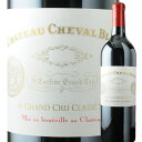 こちらの商品の配送スケジュール ※当日発送以外の商品との同梱、決済エラー時は、このスケジュールで対応できないことも御座います。 ※在庫状況により、対応できないことも御座いますので、ご了承ください。 ▼ギフト対応はこちらで行っています ワイン名（原語）シャトー・シュヴァル・ブラン（Chateau Cheval Blanc） 原産国・地域フランス・ボルドー 原産地呼称（AOC）サン・テミリオン・グラン・クリュ（SAINT-EMILION GRAND CRU） ヴィンテージ2020年 ぶどう品種（栽培比率）カベルネ・フラン　58％、メルロー　42％ タイプ赤ワイン 内容量750ml ご注意開封後は要冷蔵の上お早めにお飲みください。 保存方法要冷蔵　18℃以下 ※こちらの商品は実店舗と在庫を共有している為、ご注文頂いても稀に売り切れの場合が御座いますので予めご了承下さい。 【FR】【BO】【STM】【T-RE】【T-SEC】【T-FL】【T-TN】【PAPT】【C-RSV】【GC】【OPN】【V-202】Chateau Cheval Blanc シャトー・シュヴァル・ブラン サンテミリオンの偉大な “シャトー・シュヴァル・ブラン” ボルドーワインの中でも華やかな香りが特徴 素晴らしいテロワールを最大限に発揮した エキゾチックで個性的なワイン！ ▽ロバート・パーカー氏のシャトー・シュヴァル・ブランの評価 『ボルドーで最もエキゾチックで個性的なワインとなった。』 『このワインを構成している要素（果実味、ふくよかさ、絹のような舌触り、ビロードのようなタンニン、とどまるところを知らないフィニッシュ、まばゆいばかりのアロマ）のすべてが非の打ちどころのないつりあいを示している。』 〜ロバート・M・パーカーJr.著「ボルドーBordeaux第4版」〜 &nbsp;メドック1級シャトーや、ペトリュス以上の柔軟性を備えたワイン サンテミリオン・プルミエ・グランクリュ・クラッセA Chateau Cheval Blanc シャトー・シュヴァル・ブラン シャトー・シュヴァル・ブランは、サンテミリオンの中でも、ポムロールに程近い場所に位置し、間違いなくボルドーで最も深遠なワインの一つです。 きめ細やかに管理された土壌は、このシャトーの自慢の一つと考えてもいいかもしれません。 そして、その畑から最良のカベルネ・フランが造られます。他のシャトーに比べて、カベルネ・フランを多く配合できるのは、この良質なぶどうを生産できるからです。 この50年間最も安定し、繊細なワインを造っているシャトーと言われており、このアペラシオン最上のワインを生み出しているシャトーです。 砂および砂利質の土壌、カベルネ・フランの多いブレンド比率、そして熟成年数にかかわらず個性を放つ驚異的な能力ゆえ、全ての極上ワインがそうであるように、シャトー・シュヴァル・ブランもまた、他シャトーとは異なった成長を見せてくれます。 若いうちは、ボディを内に秘めていますが、8〜30年の間にベールを脱いで輝き出します。 ボルドーの「8大ワイン」の一つであるシュヴァル・ブランは、おそらく、飲み頃の幅が最も広いワインで、通常、このワインは最初に瓶詰めされた時点でおいしいのですが、最高に出来の良い年のワインの場合、長期にわたって質を保つことのできる能力を備えています。 メドックの第一級シャトーのワインも、ポムロールのペトリュスも、これほどの柔軟性を備えてはいないと言われています。 ディレクターのピエール・リュルトン氏は、自然で力のある素晴らしいテロワールのために、その才能の全てを捧げています。その結果、シュヴァル・ブランは今まで以上に、ボルドーで最もエキゾチックで個性的なワインとなっています。 当社　ソムリエ　平野、福田。何度かこのシャトーにはお邪魔していますが、 とても上品で洗練された豪華さがあります。敷地の中にはチャペルもあるんですよ。 素晴らしいワインを作り出す醸造責任者オリヴィエ・ベルエ氏（写真右の中央） とともにランチをいただきました。 ワイン好きから愛される、魅力溢れるこの“シャトー・シュヴァル・ブラン” 是非、一度お試しいただきたい逸品です！