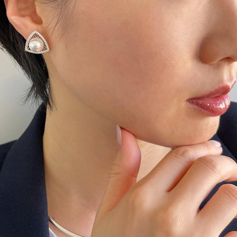 あこや真珠 ダイヤモンド イヤリング -Triangle- 9.0-9.5mm AAB K18WG 0.30ct×2 [高品質 LUXE-リュクス] [n4](本真珠 ダイヤ 大人リッチ フォーマル パーティー 記念日 真珠婚 プレゼント)