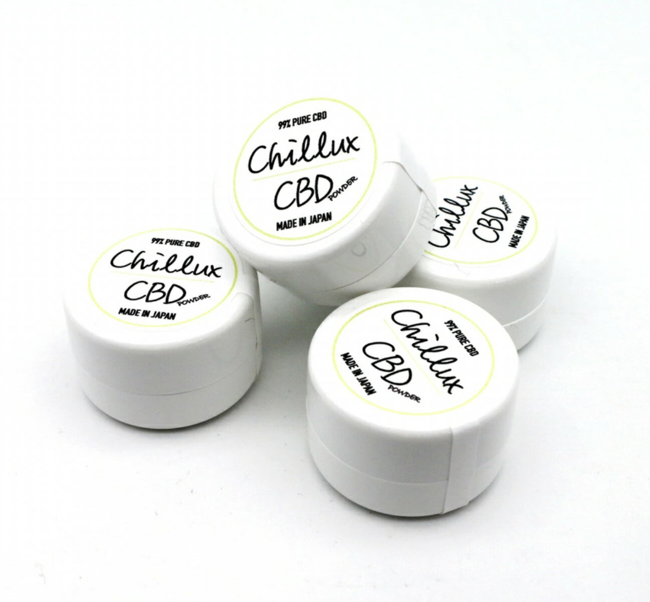 商品情報CBDとは大麻植物（カンナビス）の主成分は大きく2つあり、「CBD(カンナビジオール)」と「THC(テトラヒドロカンナビノール)」です。一般的に大麻の作用として知られる成分はTHCです。THCは精神活性作用(多幸感など)があると同時に、日本では厳しい法律が定められています。大麻成分のうち約40％を占めると言われるCBDは非精神活性成分であり、日本でも合法です。THCに見られる精神作用はなく、さらにCBDはTHCの作用を打ち消します。このセーフティで個性的な特質がCBDを医療、食品、化粧品、等成分として魅力的なものにしました。世界中でCBD成分が配合された商品が開発され、近年注目を浴びている奇跡の成分となっています。心身を緩めるリラックス効果！「頑張らない」が苦手な私たちはいつだってストレスフル。心身に常に力が入っている状態は、頭痛や免疫の低下を引き起こしたり、深刻な症状を呼び込むことも。CBDには、過剰になった神経をなだめる働きがあるため、心身を緩める効果があります。気が張ってなかなか休めない、眠れない人はChilluxの力を借りて、リラックスしてみては？PMSの救世主に！腹痛にとどまらずイライラや眠気、憂鬱な気分など、自分ではコントロールが難しいとされるPMS（月経前症候群）。CBDは身体調整機能を活性化させる効果に加えて鎮痛作用も。そして嬉しいのは、摂取すると心拍数が低下して不安を感じにくくなる効果まであるということ。CBDはPMSに悩む女性の味方になります。アンチエイジングにも！細胞同士の伝達能力を正常化させるという効果にも優れたCBDは、加齢とともに衰える肌修復（ターンオーバー）をもサポートする効果があります。古い角質が除去され、くすみを一掃して透明感もアップ！　さらにビタミンC・Eよりも高い抗酸化作用を持っているため、美肌や若々しさを保つアンチエイジングにも期待大。 詳細容量：1GCBD含有量：純度99%CBD原料：アメリカ生産国：日本使用上の注意●1 日の摂取量は0.05g~0.1gを目安としてください。●本製品は20歳以上の方の利用を想定しております。●妊娠中または、授乳中は服用しないでください。●薬を服用している方、持病のある方は医師にご相談の上ご使用ください。●眠気が生じる場合があります。機械・車両の運転操作前や運転中のご使用はお避けください。●使用中に気分が悪くなる、体に合わない等と感じた場合は直ちに使用を中止し、医師に相談してください。●このCBD製品は治療・治癒または任意の病気の予防を目的としたものではありません。●湯煎を行う際は火傷やご使用になる瓶・ボトルの変形、破損の原因となる可能性がございますので十分に注意してください。●気温の低い場所で保管されますとCBD成分が再結晶してしまう場合がございます。再結晶してしまった場合は、手で温めて頂くか、ぬるま湯等にボトル本体ごと浸けて温めて頂ければ液状に戻ります。品質への影響はございません。付属品：計量スプーン奇跡の成分 CBD Vethos Design Chillux ベトスデザイン チラックス CBD パウダー リキッド ワックス シービーディー 高濃度 CBDパウダー CBDリキッド CBDオイル CBDワックス CBDクリスタル 国産品 CBD 純度99% Oil Liquid Powder Wax 容量1g 電子タバコ VAPE 心身を緩めるリラックス効果！ 奇跡の成分 CBD Vethos Design Chillux ベトスデザイン チラックス 原料検査も厳格におこなった国産高品質CBDパウダーになります。使い方等、ご不明な点はWORLD VAPE SHOP全店舗でお電話サポートもおこなっております！- 質の良い睡眠がとれない・・。- 朝起きても疲れが残っている・・。- 最近イライラすることがある・・。- ストレスを感じている・・。- 気力がない時がある・・。- 不安でなかなか眠れない・・。そんな悩みを抱えている方はぜひお試しください！ 1