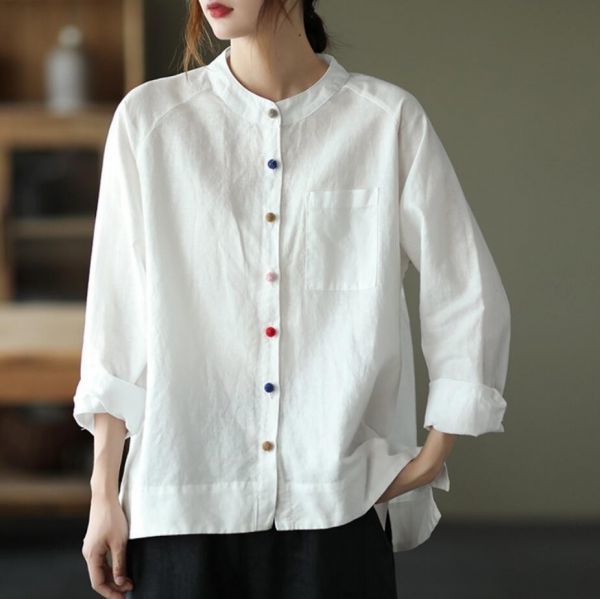 ナチュラルな風合い×カラフルボタンが魅力！ 春夏にぴったりの綿麻シャツが登場！柔らかく通気性に優れたコットンリネン素材で、ナチュラルな着こなしが楽しめます。 ? 肌触りの良い綿麻素材で快適な着心地 ? おしゃれなカラフルボタンがアクセント ? 体型をさりげなくカバーするゆったりシルエット ? シンプルながらも個性的な立ち襟デザイン ? 左胸にポケット付きで実用性も◎ ■ カラー ホワイト / コーヒー（ブラウン系）/ ブルー（ネイビー） ■ 素材 コットンリネン（綿麻混紡） ■ サイズ（cm） サイズ着丈バスト袖丈 M58-6510463 L59-6610864 XL60-6711265 2XL61-6811666 ■ ご注意 ※平置き採寸のため、若干の誤差が生じる場合がございます。 ※モニター環境により色味が異なる場合がございます。 ■ お手入れ方法 ・洗濯機をご使用の際はネットに入れて弱洗いをおすすめします。 ・漂白剤の使用は避けてください。 綿麻シャツ レディース トップス 長袖 カジュアル ナチュラル 薄手 春夏 体型カバー ゆったり 前開き シャツコーデ 40代 50代◆ 商品説明 ◆ 素材：コットンリネン カラー：ホワイト，コーヒー，ブルー サイズ： M： 着丈58-65cm バスト104cm 袖63cm L： 着丈59-66cm バスト108cm 袖64cm XL： 着丈60-67cm バスト112cm 袖65cm 2XL: 着丈61-68cm バスト116cm 袖66cm