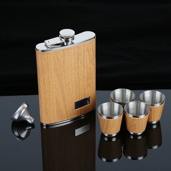 ヒップフラスコ 250ml スキットル ステンレス 携帯用酒器 ウイスキーボトル 木目調 9オンス 漏れ防止 ファンネル付き ショットカップ4個セット おしゃれ アウトドア キャンプ 登山 父の日 プレゼント ギフト