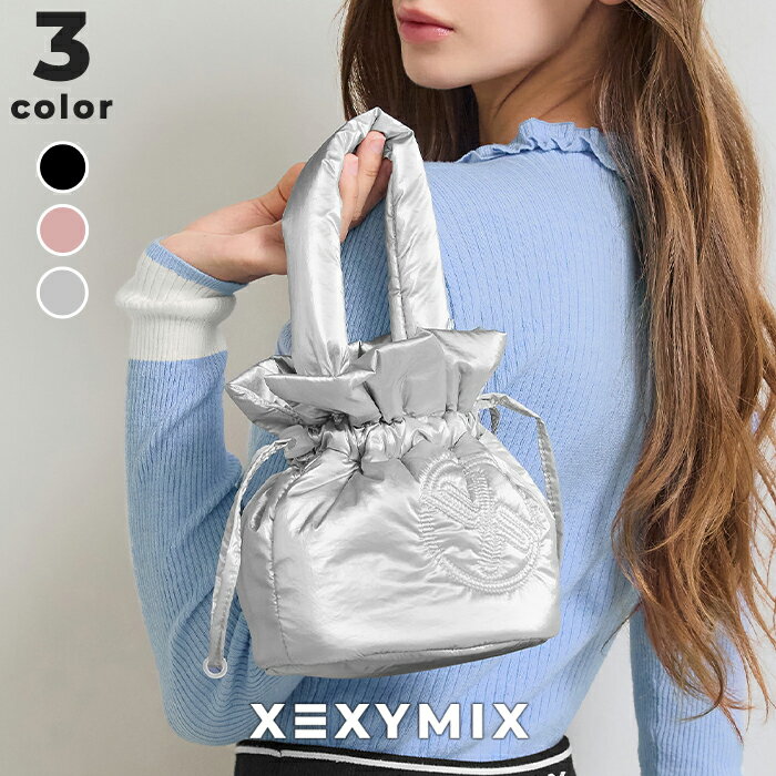 見た目よりたっぷり入る グロッシー 中綿入り バケットバッグ メタリック調の 光沢感がある軽い素材で ポイントアイテムとしても おすすめです。 中綿入りハンドルで 可愛らしく 持ちやすいです。 巾着タイプで 出し入れしやすく 安心して収納できます。 丸底が安定感のある シルエットを保ちます。 内側にポケットがあり、 小物収納に便利です。 フロントのシンボルステッチが 洗練されたアクセントを 添えます。 気分やコーデに合わせて 選べる3色展開です。 ■お手入れについて ・ご着用いただく前に、一度洗濯してください。 ・水または30度以下のぬるま湯で手洗いしてください。 ・柔軟剤・塩素系漂白剤の仕様はお避け、中性洗剤をご使用ください。 ・色落ちや色移りする可能性がありますので単独洗濯してください。 ・つけ置きしないでください。 ・手で軽く絞りの後、風通しの良い場所で形を整えて陰干ししてください。(脱水機、乾燥機のご使用はお避けください。) ・長時間濡れたままにしておくと色がおちる恐れがあります。 ・ブラパッドが付いた商品はパッドの型崩れの恐れがありますので洗濯の際は必ずお取りください。 ・素材の特性上、洗濯の際に若干の伸び縮みが起こる可能性があります。 ■ご購入前に ・お使いのモニターやスマホなど環境により 実際のカラーと画像の色味が違って見える場合がございます。 予めご了承の上、ご注文下さい。 ・お客様のモニターを通してご覧になって頂いている為、 実物を蛍光灯や自然光の下でご覧になった場合と色味が 異なる場合がありますので、 ご理解の上ご購入頂きますようお願い致します。