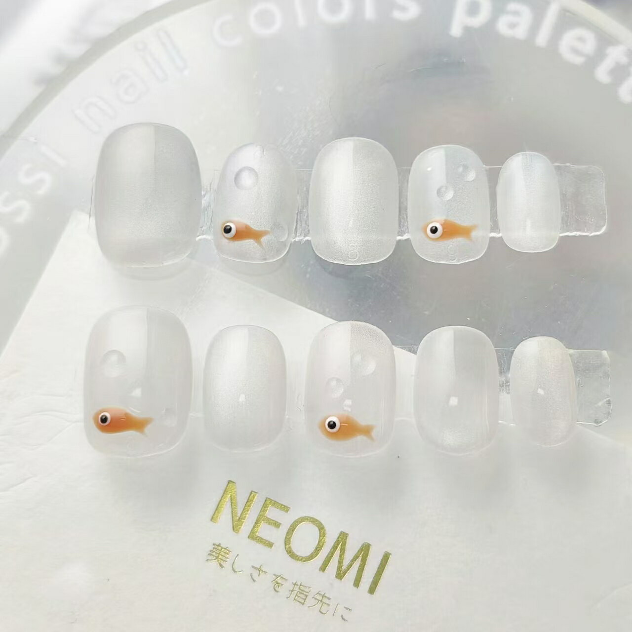 ネイルチップ ショート クリア 金魚 キラキラ 薄い キャッツアイネイル 透明感 オフィスネイル 貼るだけ簡単 海の底 涼しげ 2025春夏 大人可愛い かわいい ハンドメイド 短い シンプル インスタネイル おしゃれ キュート 10枚セット NEOMI 国内ブランド