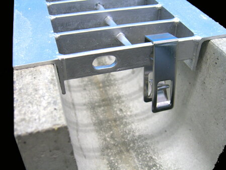 奥岡製作所 連結金具 OU-1Sステンレス製　盗難防止クリップ　OU-1S グレーチング用【ゆうパケット可】..