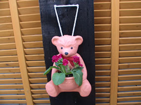 お好きなところに飾ってくださいテラッコッタの鉢植え　クマ