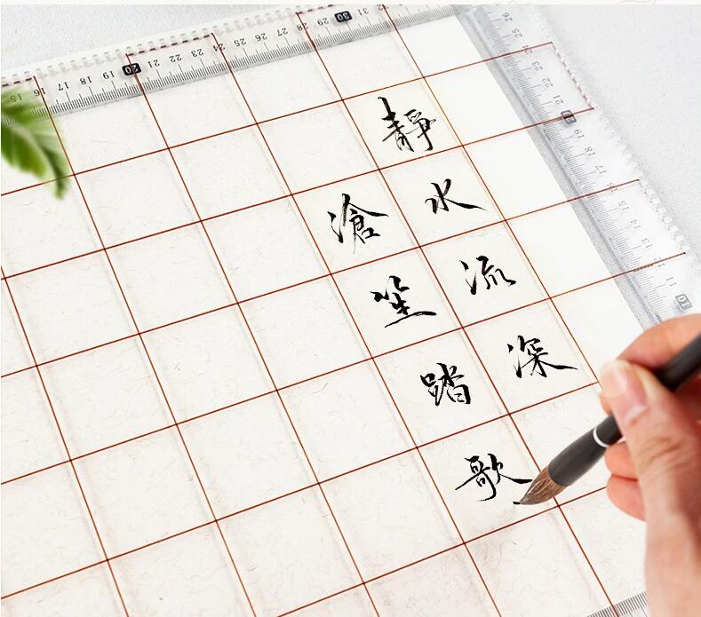 宣紙に毛筆で書く際に行、列、マスなど字体の大きさを揃えることが出来ます。 行、列、マスなど変則的かつ自在に設定できます。 製造元：中国 商品内容：矯正定規1個(軟質樹脂製)、糸50M(伸縮性糸)、糸巻1個、糸留めボダン10個 商品サイズ(矯正定規部)：内寸28.0 x 16.0cm 商品重量：120g 発送方法：メール便 ※輸入商品です。 出版(製造)年が古いものにつきましては中古品では無いものの経年劣化が見られる場合がございます。 程度の甚だしいものにつきましてはご注文の際にご確認させて頂きます。 弊店では店舗販売も同時に行っています。 商品が売り切れ場合も御座いますので予めご了承ください。