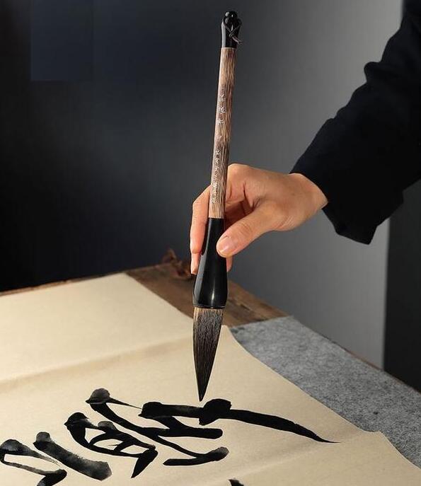 イタチの毛で作りました大筆、書道大字、山水、花鳥、写意画などお勧めます。 ※取扱注意事項:使用後は毛先に水を含ませ紙に線を引くように毛先を整えながら水分を取って下さい。 これを2、3回繰り返していただければ次回使う時に固まらず先割れも起きにくくなります。 製造元：呉雲輝筆荘 商品実寸法mm：商品実寸法mm:穂径22.0 x 穂長72.0　x 軸長245.0 発送方法：メール便 ※輸入商品です。 出版(製造)年が古いものにつきましては中古品では無いものの経年劣化が見られる場合がございます。 程度の甚だしいものにつきましてはご注文の際にご確認させて頂きます。 弊店では店舗販売も同時に行っています。 商品が売り切れ場合も御座いますので予めご了承ください。