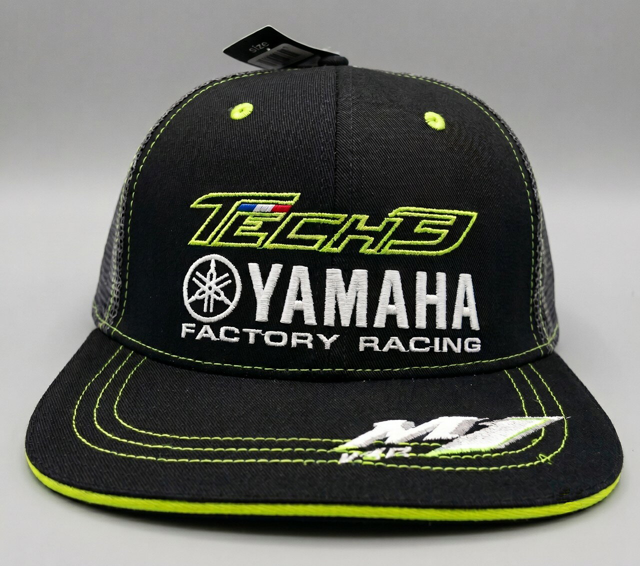 motoGPで大暴れ！テック3ヤマハロゴの野球帽です。motoGPファンやヤマハファンにはたまらない逸品！ 完全限定品！早めにご購入ください。フリースタイルですが約55.8~61cmの範囲でご使用ください。 アウトレット感覚でのご購入をお願いします。 商品は海外製で、品質はあいまいです。神経質な人は購入を控えてください。 商品詳細 素材 コットン100% サイズ 約55.8〜61cm まだ少し余裕は有りますが あまり大きい方がかぶられるのは、想定してませんのでご遠慮ください。テック3ヤマハロゴのYZRM-1帽子です。 限定品！早めにご購入ください。