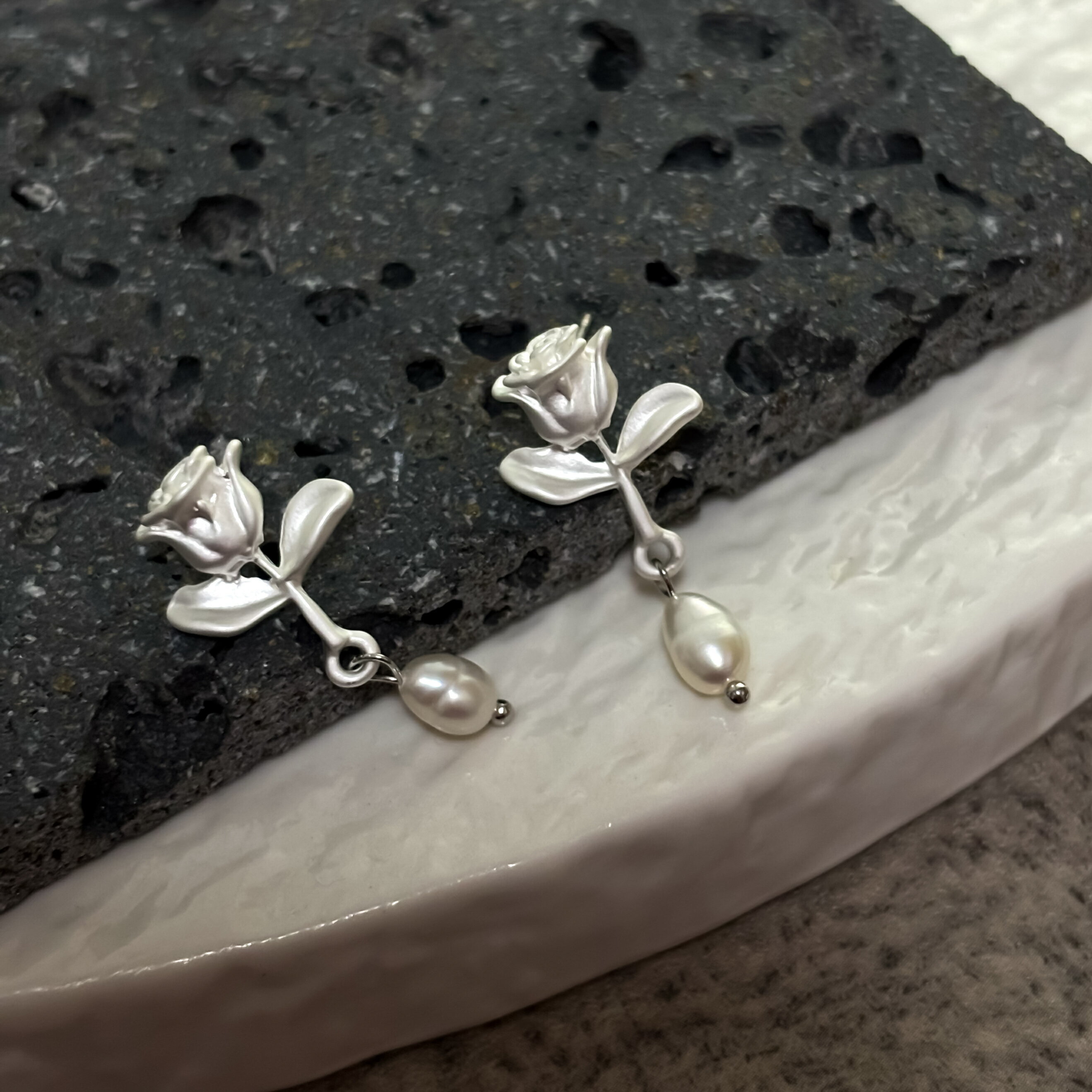 【メール便送料無料】ピアス 淡水パール フラワーピアス 薔薇 k14コーティング ニッケルフリー レディース 揺れるピアス 上品 エレガント ジュエリー p133 xxx..