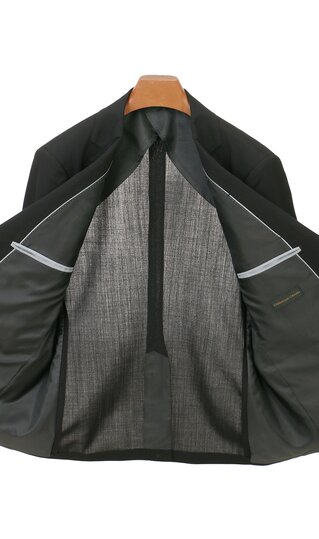 【洋服の青山】メンズ 盛夏 ブラック系 シングルスタンダードフォーマル 礼服 喪服 大きいサイズ 【E体】2ボタン 背抜き センターベント ワンタック 形状記憶プリーツ 軽量 夏喪服 夏礼服【清涼】【Plastics Smart】