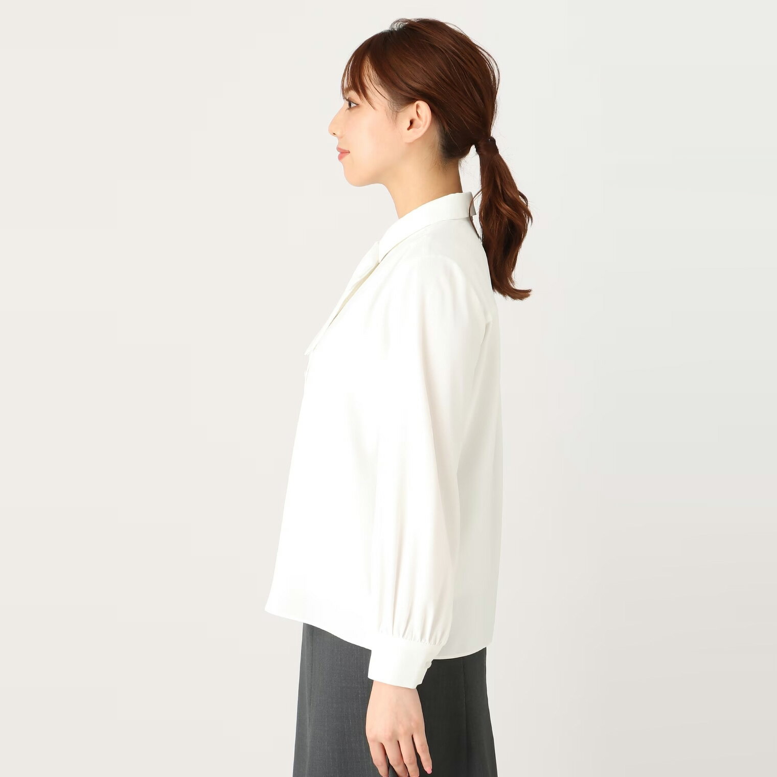 【洋服の青山】ブラウス ワイシャツ レディース デザインブラウス リボン 襟付き 長袖 ホワイト オールシーズン 2WAY ウォッシャブル エレガント 事務服 トップス 大人可愛い ビジネス オフィス カジュアル きれいめ かわいい おしゃれ 事務服 女性 向け 制服