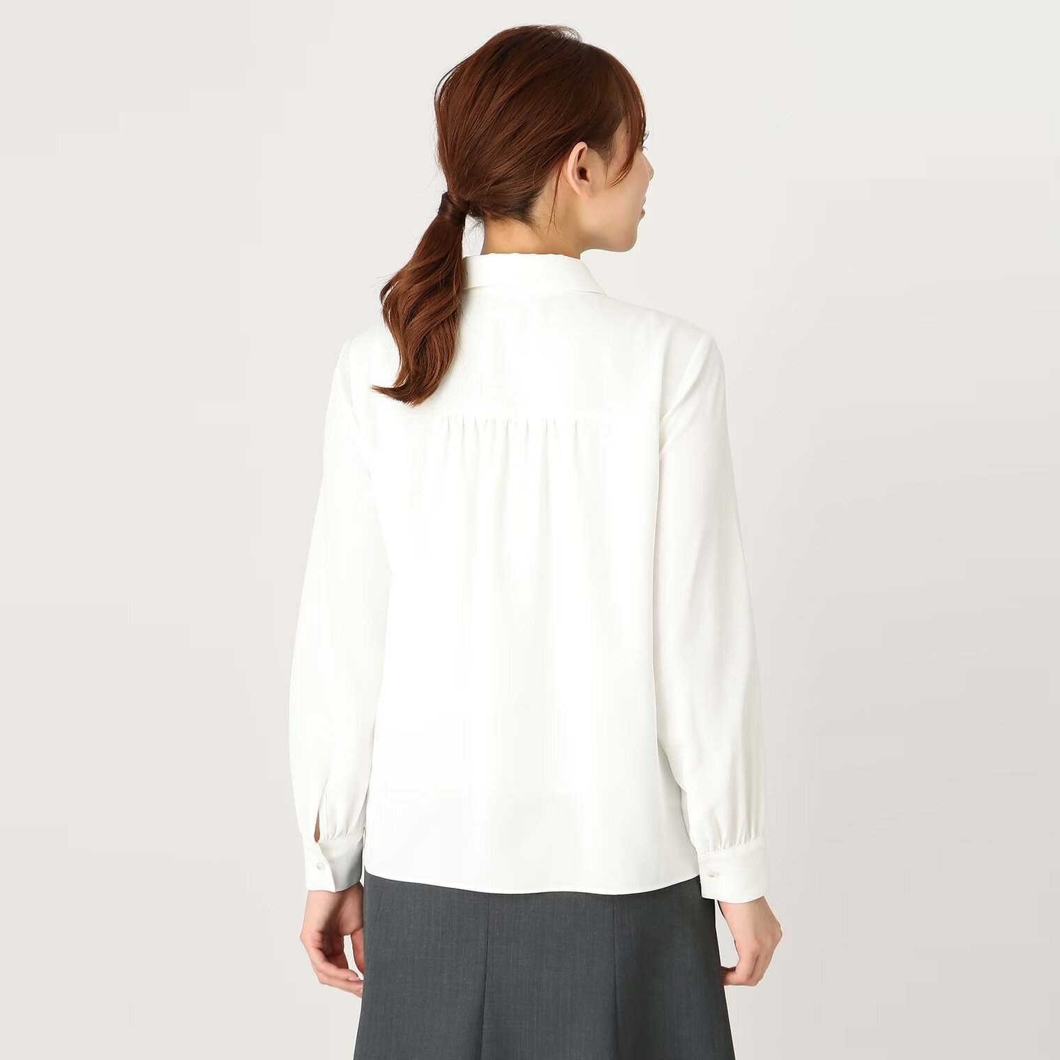【洋服の青山】ブラウス ワイシャツ レディース デザインブラウス リボン 襟付き 長袖 ホワイト オールシーズン 2WAY ウォッシャブル エレガント 事務服 トップス 大人可愛い ビジネス オフィス カジュアル きれいめ かわいい おしゃれ 事務服 女性 向け 制服