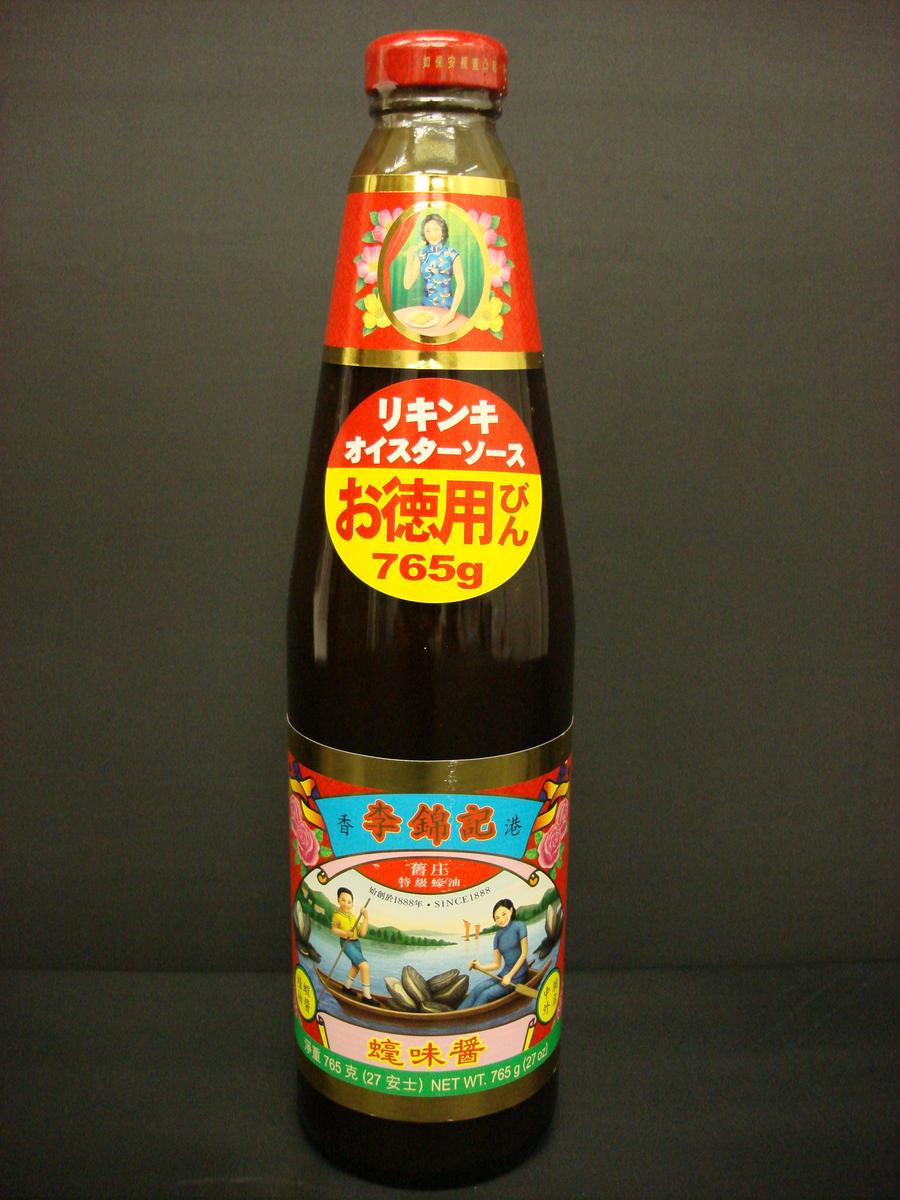 中華料理の隠し味にはコレ!! 新鮮なカキをベースにした調味料です。 横浜中華街通り ■商品名 李錦記のオイスターソース（大瓶） ■内容量・サイズ 750g ■原材料 カキエキス・砂糖・食塩・コーンスターチ・調味料(アミノ酸)・小麦粉・カラメル色素 ■賞味期限 詳細は商品に記載 ■保存方法 常温保存（高温多湿を避け直射日光の当たらない所で保管してください。)開封後は要冷蔵保存 ■送料 関東660円、関東以外820円（※沖縄県へは別途追加送料がかかります。） 　　　 ■配送形態 ヤマト運輸・佐川急便(常温便のみ)※クール便商品のどちらとは同梱できませんのでご注意下さい。⇒詳しくはこちら