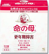 1.デリケートな女性の身体の仕組みを考えて、13種の生薬を中心に、ビタミン類、カルシウム、タウリン、レシチンなどを配合した複合薬です。2.血行を促し体を温めることで、女性のホルモンと自律神経のアンバランスから起こるさまざまな身体の不調を改善し、女性の前向きな生活をサポートします。 3.小さくて飲みやすい糖衣錠です。 使用上の注意 ●してはいけないこと(守らないと現在の症状が悪化したり、副作用が起こりやすくなる) 1.授乳中の人は本剤を服用しないか、本剤を服用する場合は授乳を避けること。 ●相談すること 1.次の人は服用前に医師または薬剤師の相談すること。 1.医師の治療を受けている人 2.妊娠または妊娠していると思われる人 3.本人又は家族がアレルギー症状を起こしたことがある人 4.薬によりアレルギー症状を起こしたことがある人 2.次の場合は、直ちに服用を中止し、この説明文書を持って医師又は薬剤師に相談すること 1.服用後、次の症状があらわれた場合 皮膚・・・・・発疹・発赤、かゆみ 消化器・・・胃部不快感、悪心、食欲不振、嘔吐、腹痛 2.しばらく服用しても症状がよくならない場合 3.生理が予定より早くきたり、経血量がやや多くなったりすることがある。出血が長く続く場合は、医師又は薬剤師に相談すること 4.次の症状があらわれることがあるので、このような症状の継続又は増強が見られた場合には、服用を中止し、医師または薬剤師に相談すること 便秘、下痢 効能・効果 更年期障害、更年期神経症、血の道症、のぼせ、生理不順、生理痛、肩こり、冷え性、肌荒れ、めまい、耳鳴り、動悸、貧血、にきび、便秘、ヒステリー、帯下、産前産後、下腹腰痛、血圧異常、頭痛、頭重 用法・用量 成人(15歳以上)1回4錠を1日3回、毎食後服用してください。 15歳未満の方は服用しないでください。 *定められた用法、用量を守ること 成分・分量(12錠中) 成分 分量 成分 分量 ダイオウ末 175mg 塩酸チアミン(ビタミンB1) 5mg カノコソウ末 207mg リボフラビン(ビタミンB2) 1mg ケイヒ末 170mg 塩酸ピリドキシン(ビタミンB6) 0.5mg センキュウ末 100mg シアノコバラミン(ビタミンB12) 1μg ソウジュツ末 100mg パントテン酸カルシウム 5mg シャクヤク末 300mg 葉酸 0.5mg ブクリョウ末 175mg アミノエチルスルホン酸(タウリン) 90mg トウキ末 300mg コハク酸dl-α-トコフェロール(ビタミンE) 5mg コウブシ末 50mg リン酸水素カルシウム 10mg ゴシュユ 40mg ビオチン 1μg ハンゲ 75mg 精製大豆レシチン 10mg ニンジン 40mg コウカ 40mg 添加物として、ケイ酸Al、ステアリン酸Mg、セラック、タルク、炭酸Ca、酸化チタン、バレイショデンプン、ゼラチン、白糖、エリスロシン、ニューコクシン、サンセットイエローFCF、ミツロウ、カルバウナロウを含有する。 保管および取扱い上の注意 1.直射日光のあたらない湿気の少ない涼しいところに密栓して保管すること 2.小児の手の届かない所に保管すること。 3.他の容器に入れ替えないこと(誤用の原因になったり、品質が変わる。) 4.使用期限の過ぎた製品は使用しないこと。 問合せ先 小林製薬株式会社 541-0045 大阪市中央区道修町4-3-6 お客様相談室　電話06-6203-3625 受付時間 9：00-17：00 (土・日・祝日を除く) 発売元 小林製薬株式会社 541-0045 大阪市中央区道修町4-3-6 製造販売元 笹岡薬品株式会社 541-0054 大阪市中央区南本町1丁目7番15号 広告文責　コトブキ薬局 06-6720-0480 商品区分:送料無料文責：株式会社コトブキ薬局命の母A 840錠 商品区分:第2類医薬品文責：株式会社コトブキ薬局　