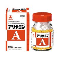 使用上の注意 相談すること 1、次の場合は、直ちに服用を中止し、文書を持って医師または薬剤師に相談すること (1)服用後、次の症状があらわれた場合 関係部位 症状 皮ふ 発疹・発赤、かゆみ 消化器 悪心・嘔吐、口内炎 (2)1ヵ月位服用しても症状がよくならない場合 2、次の症状があらわれることがあるので、このような症状の継続または増強が見られた場合には、服用を中止し、医師または薬剤師に相談すること 軟便、下痢 効能 1、次の場合のビタミンB1の補給 肉体疲労時、妊娠、授乳期、病中病後の体力低下時 2、次の諸症状の緩和 筋肉痛・関節痛(腰痛、肩こり、五十肩など)、神経痛、手足のしびれ、便秘、眼精疲労 3、脚気 「ただし、上記2および3の症状について、1ヵ月ほど使用しても改善がみられない場合は、医師または薬剤師に相談すること。」 用法・用量 次の量を、食後すぐに水またはお湯で、かまずに服用すること。 年齢 1回量 1日服用回数 成人(15歳以上) 1-3錠 1回 11歳-14歳 1-2錠 1回 7歳-10歳 1錠 1回 7歳未満 服用しないこと 「用法・用量に関連する注意」 (1)小児に服用させる場合には、保護者の指導監督のもとに服用させること。 (2)用法・用量を厳守すること。 成分 3錠(成人の1日最大服用量)中 成分 含量 フルスルチアミン(ビタミンB1誘導体)として (塩酸フルスルチアミン 100m 109.16mg) ビタミンB6(塩酸ピリドキシン) 20mg ビタミンB12(シアノコバラミン) 60μg ビタミンB2(リボフラビン) 12mg パントテン酸カルシウム 15mg 添加物：乳酸カルシウム、部分アルファー化デンプン、ヒドロキシプロピルメチルセルロース、セルロース、乳糖、ヒドロキシプロピルセルロース、ステアリン酸マグネシウム、トウモロコシデンプン、エリスリトール、酸化チタン、アラビアゴム、炭酸カルシウム、タルク、白糖 「成分に関連する注意」 本剤の服用により尿が黄色くなることがありますが、ビタミンB2(リボフラビン)によるものなので心配ありません。 保管及び取扱い上の注意 1、直射日光の当たらない湿気の少ない涼しい所に密栓し、箱に入れて保管すること。 2、小児の手の届かない所に保管すること。 3、他の容器に入れ替えないこと(誤用の原因になったり品質が変わる)。 4、ビンの中の詰め物は、フタをあけた後はすてること(錠剤が輸送中に破損するのを防止するためのものであるが、湿気を含み品質が変わるもとになる) 5、服用のつどビンのフタをしっかりしめること(吸湿し品質が変わる)。 6、使用期限を過ぎた製品は使用しないこと。 7、箱とビンの「開封年月日」記入欄に、ビンを開封した日付を記入すること。 8、一度開封した後は、品質保持の点から開封日より6ヵ月以内を目安になるべくすみやかに服用すること。 お問い合わせ先 本製品内容についてのお問い合わせは、お買い求めのお店、または、下記にお願い申しあげます。 武田薬品工業株式会社 ヘルスケアカンパニー「お客様相談室」 103-8668 東京都中央区日本橋二丁目12番10号 電話(03)3278-2430 受付時間：9：00-17：00(土、日、祝日を除く) 製造販売元 武田薬品工業株式会社 540-8645　大阪市中央区道修町四丁目1番1号 製造元 武田ヘルスケア株式会社 620-0853 京都府福知山市長田野町二丁目21番地 広告文責　コトブキ薬局 06-6720-0480 アリナミンA 180錠 商品区分:第3類医薬品文責：株式会社コトブキ薬局　