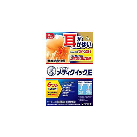 特徴 メンソレータムメディクイックEは、繰り返す耳などのかゆみをすばやく抑える治療薬です。 6つの有効成分配合 〔かゆみを抑える〕 クロタミトン（かゆみ止め成分） l−メントール（清涼成分） 〔かゆみの元となる炎症を鎮め、患部を殺菌〕 プレドニゾロン吉草酸エステル酢酸エステル（アンテドラッグステロイド／抗炎症成分） グリチルレチン酸（抗炎症成分） イソプロピルメチルフェノール（殺菌成分） 〔荒れた皮ふを修復する〕 アラントイン（皮ふ修復成分） 本剤は耳の中以外の皮ふにもお使いいただけます。 してはいけないこと （守らないと現在の症状が悪化したり、副作用が起こりやすくなる） 1．次の部位には使用しないでください。 （1）水痘（水ぼうそう）、みずむし・たむし等または化膿している患部 （2）目や目の周囲、口唇などの粘膜の部分等 2．顔面には広範囲に使用しないでください。 3．長期連用しないでください。 相談すること 1．次の人は使用前に医師、薬剤師または登録販売者にご相談ください。 （1）医師の治療を受けている人 （2）妊婦または妊娠していると思われる人 （3）薬などによりアレルギー症状を起こしたことがある人 （4）患部が広範囲の人 （5）湿潤やただれのひどい人 2．使用後、次の症状があらわれた場合は副作用の可能性があるので、直ちに使用を中止し、この説明書を持って医師、薬剤師または登録販売者にご相談ください。 関係部位・・・症状 皮ふ・・・発疹・発赤、かゆみ、かぶれ、乾燥感、刺激感、熱感、ヒリヒリ感 皮ふ（患部）・・・みずむし・たむし等の白癬、にきび、化膿症状、持続的な刺激感 3．5〜6日間使用しても症状がよくならない場合は使用を中止し、この説明書を持って医師、薬剤師または登録販売者にご相談ください。 効能・効果 湿疹、皮ふ炎、かゆみ、かぶれ、じんましん、あせも、虫さされ 用法・用量 1日数回、適量を患部に塗布してください。 【耳の中の皮ふに使用する場合の容器のご使用方法】 ■下記の使い方を必ず守ってください。 ■本品は点耳薬ではありません。耳の中に直接滴下しないでください。 ※本品に綿棒は付属されていません。 1．机の上にティッシュ等を敷いた上でご使用ください。（薬液が過剰に出てこぼれ落ちることがあります。衣服等につかないようご注意ください。） 2．容器の先端を綿棒に垂直に軽く当ててください。そのまま先端が引っ込むように数秒押しつけると、少しずつ薬液が出てきます。これを数回繰り返し、綿棒全体にしみこませてください。 先端が引っ込むまでやさしく押しつける 容器本体部分は強く押さないでください。薬液が過剰に出る場合があります。 3．薬液がついた綿棒で患部に塗布してください。 ※耳の奥まで綿棒を入れないでください。 耳の中の皮ふに薬液を塗布するときは、耳の奥や鼓膜を傷つける恐れがありますので、耳の奥まで綿棒を入れないでください。綿球の先から約1．5cmの部分（綿球の下）を持って、擦らずにやさしく塗布してください。 1．用法・用量を厳守してください。 2．小児に使用させる場合には、保護者の指導監督のもとに使用させてください。 3．目に入らないようご注意ください。万一、目に入った場合には、すぐに水またはぬるま湯で洗ってください。なお、症状が重い場合には、眼科医の診療を受けてください。 4．外用のみにご使用ください。 5．使用前に、容器を上に向け、手の指で容器先端を押して中の空気を抜いてください。 ＜耳の中の皮ふに使用する場合の注意＞ （1）本剤は点耳薬ではありません。直接耳の中に滴下しないでください。 （2）薬液が耳の奥に垂れないように、【耳の中の皮ふに使用する場合の容器のご使用方法】を必ず守ってください。 （3）長期連用しないでください。（目安として2週間程度） （4）鼓膜に穴が開いていることが疑われる場合、または耳だれが出ている場合は、使用前に医師、薬剤師または登録販売者にご相談ください。 （5）使用後、耳が聞こえにくくなった場合は使用を中止し、この説明書を持って医師、薬剤師または登録販売者にご相談ください。 （6）10才未満は使用しないでください。なお、小児（15才未満）だけでの使用はおやめください。 （7）本剤塗布直後はイヤホンや補聴器を使用せず、十分に乾いたことを確認してから使用してください。（目安として1時間後） 成分・分量 1mL中 有効成分・・・分量・・・作用 プレドニゾロン吉草酸エステル酢酸エステル（PVA）（アンテドラッグステロイド）・・・1．5mg・・・炎症をしっかり鎮める クロタミトン・・・50mg・・・かゆみを抑える グリチルレチン酸・・・10mg・・・炎症をしっかり鎮める アラントイン・・・2mg・・・皮ふを修復 イソプロピルメチルフェノール・・・1．5mg・・・患部を殺菌 l−メントール・・・35mg・・・清涼成分 添加物として、エタノール、1，3−ブチレングリコール、ラウロマクロゴール、疎水化ヒドロキシプロピルメチルセルロース、pH調節剤、ヒアルロン酸Naを含有する。 保管及び取扱上の注意 （1）直射日光の当たらない涼しい所に密栓して保管してください。 （2）小児の手の届かない所に保管してください。 （3）他の容器に入れ替えないでください。（誤用の原因になったり品質が変わる） （4）使用期限（外箱に記載）を過ぎた製品は使用しないでください。 （5）本剤はアルコール類を含むため、イヤホン、補聴器、メガネ、アクセサリー類、時計、寝具、家具、床、化繊製品、プラスチック類、皮革製品などにつかないように十分ご注意ください。（材質によっては落ちにくいことや変色することがあります） （6）染めた髪につくと色落ちすることがあります。 （7）火気に近づけないでください。 その他の添付文書記載内容 繰り返す耳のかゆみとは？ 耳の中の皮ふは外部からの刺激に敏感で、耳かきやイヤホンの装着などが刺激となり炎症が悪化すると、繰り返すかゆみの原因となります。 しつこいかゆみを治療するには、耳かきなどの刺激になる行為は控え、かゆみと炎症をしっかり鎮めることが大切です。 治療のコツ ●刺激を与えない 耳かきやイヤホンの装着などは耳に刺激を与え、炎症、かゆみを悪化させてしまいます。 ●適量を数回に分けて使用する 一度に大量にまとめぬりしても効果が上がるものではありません。 ●徐々に減らしていく 症状が治ってきたら使用回数を徐々に減らしていきましょう。 ・症状のない部位には使用しないでください。 ・症状が治りにくい時、また、慢性的に症状をぶり返す方は、医師に相談されることをおすすめします。 発売元／ロート製薬　区分／日本製 【第(2)類医薬品】 広告文責／株式会社コトブキ薬局　TEL／0667200480日新酵素は、山に自生する有用な野生植物の果実及び島本微生物農法によって栽培した、果実を主原料に新芽等数十種の果汁や植物液に天然野菜の強力な酵母菌と好気性食用微生物を綜合培養しブドウ糖、 果糖等で安定させた植物並に微生物郡によって生産した綜合酵素であります。 成　分◆ リンゴ、ブドウ、ナシ等果実エキス、コーンスターチ、大豆、米等穀類、黒糖、ブドウ糖、その他糖類、酵母菌等有効微生物 発売元／日新薬品　区分／日本製 食品 広告文責／株式会社コトブキ薬局　TEL／0667200480【ご注意】こちらの指定第2類医薬品についての用法用量・注意を必ずご確認ください。 質問ございましたら、薬剤師・登録販売者にご相談ください。