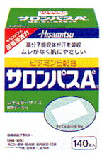 製品名（読み） サロンパスAe 製品の特徴 ●高分子吸収体が汗を吸収 ●ムレがなく肌にやさしい 使用上の注意 ■してはいけないこと （守らないと現在の症状が悪化したり，副作用が起こりやすくなります。） 次の部位には使用しないでください。 　（1）目の周囲，粘膜等。 　（2）湿疹，かぶれ，傷口。 ■相談すること 1．次の人は使用前に医師又は薬剤師にご相談ください。 　（1）本人又は家族がアレルギー体質の人。 　（2）薬によりアレルギー症状を起こしたことがある人。 2．次の場合は，直ちに使用を中止し，この箱を持って医師又は薬剤師にご相談ください。 　（1）使用後，次の症状があらわれた場合。 ［関係部位：症状］ 皮ふ：発疹・発赤，かゆみ，かぶれ，色素沈着，皮ふはく離 　（2）5〜6日間使用しても症状がよくならない場合。 効能・効果 肩こり，腰痛，筋肉痛，筋肉疲労，打撲，捻挫，関節痛，骨折痛，しもやけ 効能関連注意 用法・用量 1日数回患部に貼付してください。 用法関連注意 （1）小児に使用させる場合には，保護者の指導監督のもとに使用させてください。 （2）患部の皮ふは清潔にして貼ってください。 （3）皮ふの特に弱い人は同じ所には続けて貼らないでください。 成分分量 膏体100g中 　　成分 分量 内訳 サリチル酸メチル 6.29g l-メントール 5.71g 酢酸トコフェロール 2g dl-カンフル 1.24g （1枚4.2cm×6.5cm，6cm×9cm，7.2cm×13cm） 添加物 アクリル酸デンプン，香料，酸化亜鉛，酸化チタン，水添ロジングリセリンエステル，生ゴム，二酸化ケイ素，ジブチルヒドロキシトルエン(BHT)，ポリイソブチレン，ポリブテン，その他1成分 保管及び取扱い上の注意 （1）直射日光の当たらない涼しい所に保管してください。 （2）小児の手の届かない所に保管してください。 （3）開封後は袋ごと「保存ケース」に入れて保存してください。 消費者相談窓口 会社名：久光製薬株式会社 住所：〒100-6221　東京都千代田区丸の内1-11-1 問い合わせ先：お客様相談室 電話：0120-133250 受付時間：9：00〜12：00，13：00〜17：50（土，日，祝日を除く） 製造販売会社 久光製薬（株） 会社名：久光製薬株式会社 住所：〒841-0017　鳥栖市田代大官町408 サロンパスAe　140枚商品区分:第3類医薬品文責：株式会社コトブキ薬局　