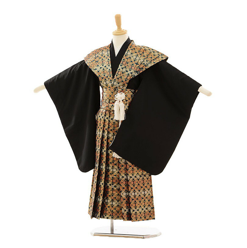 ◆ご利用日の2日前にお届けします。 （ご注文いただいた日時によっては2日前にお届けできない場合がございます） ◆ご利用日の翌日に返却（発送）をお願いいたします。 ◆シーズン・土日祝日は注文が大変混みあいます。 お早目のご注文をお願いいたします。 ◆ご注文いただきましたサイズがすべてご予約済の場合はメールもしくはお電話にてお知らせいたします。◆ご注文の不備もしくは商品が欠品中の際、発送予定日の16時までにご連絡が取れなかった場合、ご注文をキャンセルとさせていただきます。 ◆ご注文はインターネットよりお願いいたします。 七五三レンタル 5歳 男児 袴セット 素材 ポリエステル 100％ 身長:110cm〜120cm位 　■身丈：肩裄：52cm　袖丈：56cm 　■袴丈：60cm（おへそからくるぶしまでの長さです。） 　■5歳の標準サイズに調整済みです。 　※簡単なサイズ調整（腰紐にて）が必要な場合があります。 フルセット内容 羽織 着物 袖なし長襦袢 袴 角帯 草履 足袋（プレゼント） 扇子 短剣 羽織紐 お守り 腰紐2本 サスペンダー ※お着物以外の小物は写真の商品と異なる場合があります。 ※カバンまたは箱タイプでの配送になります。商品画像のお色は、お使いのモニターによって多少異なって見える場合がございます。ご了承くださいませ。