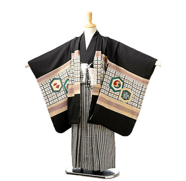 ◆ご利用日の2日前にお届けします。 （ご注文いただいた日時によっては2日前にお届けできない場合がございます） ◆ご利用日の翌日に返却（発送）をお願いいたします。 ◆シーズン・土日祝日は注文が大変混みあいます。 お早目のご注文をお願いいたします。 ◆ご注文いただきましたサイズがすべてご予約済の場合はメールもしくはお電話にてお知らせいたします。◆ご注文の不備もしくは商品が欠品中の際、発送予定日の16時までにご連絡が取れなかった場合、ご注文をキャンセルとさせていただきます。 ◆ご注文はインターネットよりお願いいたします。 七五三レンタル 5歳 男児 袴セット 素材 ポリエステル 100％ 身長:110cm〜115cm位 　■羽織丈：60cm　肩裄：49cm 　■袴丈：60cm（おへそからくるぶしまでの長さです。） 　■5歳の標準サイズに調整済みです。 　※簡単なサイズ調整（腰紐にて）が必要な場合があります。 フルセット内容 羽織 着物 袖なし長襦袢 袴 角帯 草履 足袋（プレゼント） 扇子 短剣 羽織紐 お守り 腰紐2本 サスペンダー ※お着物以外の小物は写真の商品と異なる場合があります。 ※カバンまたは箱タイプでの配送になります。商品画像のお色は、お使いのモニターによって多少異なって見える場合がございます。ご了承くださいませ。