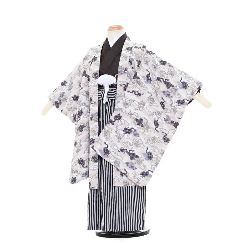 ◆ご利用日の2日前にお届けします。 （ご注文いただいた日時によっては2日前にお届けできない場合がございます） ◆ご利用日の翌日に返却（発送）をお願いいたします。 ◆シーズン・土日祝日は注文が大変混みあいます。 お早目のご注文をお願いいたします。 ◆ご注文いただきましたサイズがすべてご予約済の場合はメールもしくはお電話にてお知らせいたします。◆ご注文の不備もしくは商品が欠品中の際、発送予定日の16時までにご連絡が取れなかった場合、ご注文をキャンセルとさせていただきます。 ◆ご注文はインターネットよりお願いいたします。 七五三レンタル 5歳 男児 袴セット 素材 ポリエステル 100％ 身長:110cm〜120cm位 　■身丈：90cm 　■肩裄：53cm 　■袖丈：57.5cm（羽織） 　■袴丈：60cm（おへそからくるぶしまでの長さです。） 　■5歳の標準サイズに調整済みです。 　※簡単なサイズ調整（腰紐にて）が必要な場合があります。 フルセット内容 羽織 腰紐付き着物 腰紐付き袖なし長襦袢 マジックテープ付き袴 草履 足袋（プレゼント） 扇子 短剣 羽織紐 お守り サスペンダー ※お着物以外の小物は写真の商品と異なる場合があります。 ※カバンまたは箱タイプでの配送になります。商品画像のお色は、お使いのモニターによって多少異なって見える場合がございます。ご了承くださいませ。