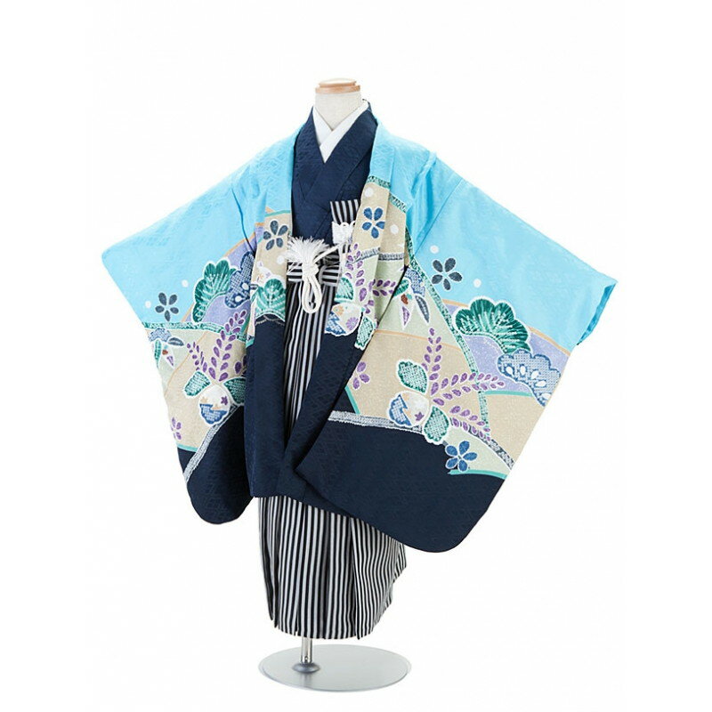 ◆ご利用日の2日前にお届けします。 （ご注文いただいた日時によっては2日前にお届けできない場合がございます） ◆ご利用日の翌日に返却（発送）をお願いいたします。 ◆シーズン・土日祝日は注文が大変混みあいます。 お早目のご注文をお願いいたします。 ◆ご注文いただきましたサイズがすべてご予約済の場合はメールもしくはお電話にてお知らせいたします。◆ご注文の不備もしくは商品が欠品中の際、発送予定日の16時までにご連絡が取れなかった場合、ご注文をキャンセルとさせていただきます。 ◆ご注文はインターネットよりお願いいたします。 七五三レンタル 5歳 男児 袴セット 素材 ポリエステル 100％ 身長:110cm〜120cm位 　■身丈：71cm　肩裄：52.5cm　袖丈：57cm（羽織）　羽織丈：64cm 　■袴丈：60cm（おへそからくるぶしまでの長さです。） 　■5歳の標準サイズに調整済みです。 　※簡単なサイズ調整（腰紐にて）が必要な場合があります。 フルセット内容 羽織 腰紐付き着物 腰紐付き袖なし長襦袢 マジックテープ付き袴 草履 足袋（プレゼント） 扇子 短剣 羽織紐 お守り サスペンダー ※お着物以外の小物は写真の商品と異なる場合があります。 ※カバンまたは箱タイプでの配送になります。商品画像のお色は、お使いのモニターによって多少異なって見える場合がございます。ご了承くださいませ。