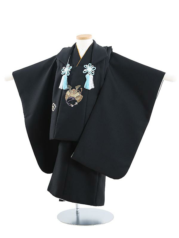 ◆ご利用日の2日前にお届けします。 （ご注文いただいた日時によっては2日前にお届けできない場合がございます） ◆ご利用日の翌日に返却（発送）をお願いいたします。 ◆シーズン・土日祝日は注文が大変混みあいます。 お早目のご注文をお願いいたします。 ◆ご注文いただきましたサイズがすべてご予約済の場合はメールもしくはお電話にてお知らせいたします。◆ご注文の不備もしくは商品が欠品中の際、発送予定日の16時までにご連絡が取れなかった場合、ご注文をキャンセルとさせていただきます。 ◆ご注文はインターネットよりお願いいたします。 七五三レンタル 3歳 男児 被布セット 素材 ポリエステル 100％ 身長:90cm〜100cm位 　■身丈：約76cm　肩裄：約41cm　袖丈：約57cm 　■3歳の標準サイズに調整済みです。 　※簡単なサイズ調整（腰紐にて）が必要な場合があります。 フルセット内容 着物 被布コート 袖なし長襦袢 草履 足袋（プレゼント） 腰紐2本 ※お着物以外の小物は写真の商品と異なる場合があります。 ※カバンまたは箱タイプでの配送になります。商品画像のお色は、お使いのモニターによって多少異なって見える場合がございます。ご了承くださいませ。