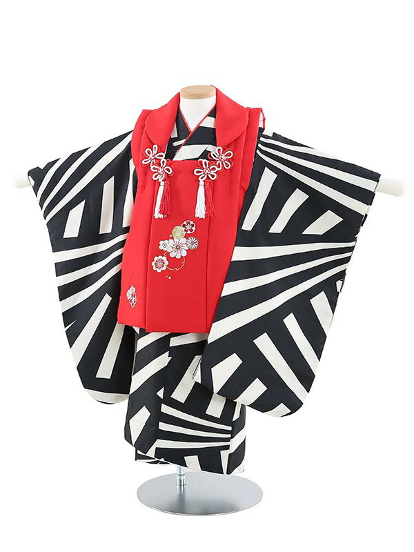 ◆ご利用日の2日前にお届けします。 （ご注文いただいた日時によっては2日前にお届けできない場合がございます） ◆ご利用日の翌日に返却（発送）をお願いいたします。 ◆シーズン・土日祝日は注文が大変混みあいます。 お早目のご注文をお願いいたします。 ◆ご注文いただきましたサイズがすべてご予約済の場合はメールもしくはお電話にてお知らせいたします。◆ご注文の不備もしくは商品が欠品中の際、発送予定日の16時までにご連絡が取れなかった場合、ご注文をキャンセルとさせていただきます。 ◆ご注文はインターネットよりお願いいたします。 七五三レンタル 3歳 女児 被布セット 素材 ポリエステル 100％ 身長:90cm〜100cm位 　■身丈：約77cm　肩裄：約41cm　袖丈：約58cm 　■3歳の標準サイズに調整済みです。 　※簡単なサイズ調整（腰紐にて）が必要な場合があります。 フルセット内容 着物 被布 袖なし長襦袢 草履 足袋（プレゼント） 巾着 腰紐2本 髪飾り ※お着物以外の小物は写真の商品と異なる場合があります。 ※カバンまたは箱タイプでの配送になります。商品画像のお色は、お使いのモニターによって多少異なって見える場合がございます。ご了承くださいませ。