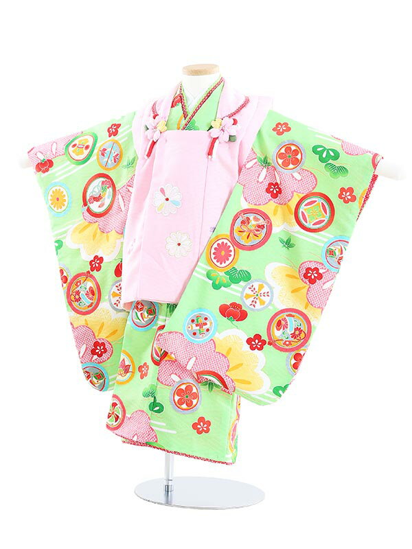 ◆ご利用日の2日前にお届けします。 （ご注文いただいた日時によっては2日前にお届けできない場合がございます） ◆ご利用日の翌日に返却（発送）をお願いいたします。 ◆シーズン・土日祝日は注文が大変混みあいます。 お早目のご注文をお願いいたします。 ◆ご注文いただきましたサイズがすべてご予約済の場合はメールもしくはお電話にてお知らせいたします。◆ご注文の不備もしくは商品が欠品中の際、発送予定日の16時までにご連絡が取れなかった場合、ご注文をキャンセルとさせていただきます。 ◆ご注文はインターネットよりお願いいたします。 七五三レンタル 3歳 女児 被布セット 素材 ポリエステル 100％ 身長:90cm〜100cm位 　■身丈：約75cm　肩裄：約40cm　袖丈：約57cm 　■3歳の標準サイズに調整済みです。 　※簡単なサイズ調整（腰紐にて）が必要な場合があります。 フルセット内容 着物 被布 袖なし長襦袢 草履 足袋（プレゼント） 巾着 腰紐2本 髪飾り ※お着物以外の小物は写真の商品と異なる場合があります。 ※カバンまたは箱タイプでの配送になります。商品画像のお色は、お使いのモニターによって多少異なって見える場合がございます。ご了承くださいませ。