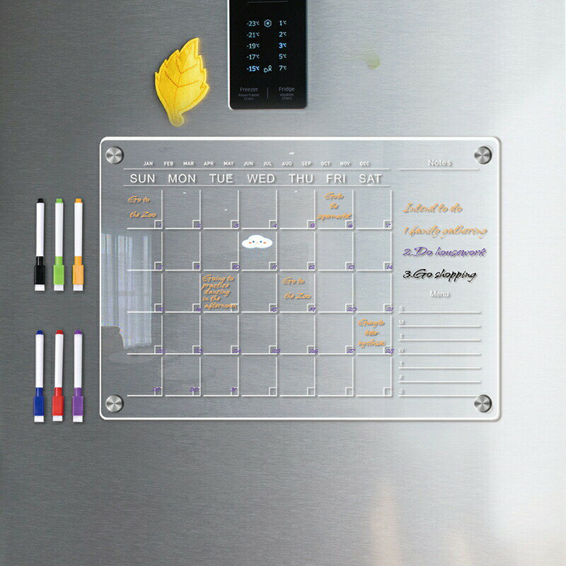【商品説明】【家族の予定がひと目でわかる】透明マグネットスケジュールボード｜冷蔵庫に貼るだけ！予定管理がラクになるおしゃれなホワイトボード家族のスケジュールを、冷蔵庫にひとまとめ毎日の予定が多すぎて、家族の動きが分かりづらい…そんなお悩みにぴったりの「透明マグネットスケジュールボード」です。冷蔵庫にペタッと貼るだけで、月間週間の予定が一目で分かるから、家族のコミュニケーションがスムーズに。忙しい毎日をもっと快適に整えます。商品の特徴見やすく書きやすい、透明アクリルボード透明でスタイリッシュなアクリル製のスケジュールボードは、どんな冷蔵庫にもマッチし、圧迫感がありません。月間タイプと週間プランナーの2種をご用意しておりますので、予定管理がより柔軟になります。強力マグネットでしっかり固定裏面には強力なマグネットが付いており、冷蔵庫やスチール製ドアなどにピタッと貼り付きます。ずれにくく、しっかり固定できるため、書き込みも安心です。書き消し自由＆繰り返し使える専用マーカーペン付きで、何度でも書いたり消したりできます。ホワイトボードタイプなので、水拭きや布で簡単にリセット可能。黄ばみにくく、長くご愛用いただけます。家族のスケジュール管理に最適学校行事、ゴミ出し、仕事の予定、買い物メモなど、家族みんなのタスクを一目で共有できます。ペンホルダーやマグネットピンも対応可能で、メモやレシートを一緒に貼っておくことも可能です。インテリアにもなじむシンプルデザイン透明なので主張しすぎず、キッチンやリビングの雰囲気を壊しません。省スペース設計で、見た目もすっきりと美しく保てます。利用シーン家族全員の予定共有に（学校塾仕事行事など）毎日のToDoリストや買い物メモとしてゴミ出しやリマインダー管理に子どもの勉強計画やお手伝い表にサイズ仕様詳細本体サイズ：S(29.7×21cm)／L(42×29.7cm)素材：透明アクリル（表面）、磁石（背面）厚さ：約3mm〜5mm重量：S約220g／L約380g付属品：専用マーカーペン×6プレゼントにもおすすめ新生活や出産祝い、引っ越し祝いなど、家族の予定管理を始めたい方への実用的なプレゼントにぴったりです。シンプルでおしゃれな見た目なので、どなたにも喜ばれます。よくあるご質問（FAQ）Q：冷蔵庫以外にも貼り付けできますか？A：はい。スチール製のドアやキャビネットなど、磁石が付く場所であればご使用いただけます。壁や木材など磁石のつかない素材には貼り付きませんのでご注意ください。Q：ペンは何を使えばいいですか？A：付属の専用マーカーペンをご使用いただくのがおすすめです。市販のホワイトボードマーカーでも代用可能ですが、細字タイプが最適です。Q：消すときに跡が残りますか？A：基本的には付属のクロスやティッシュなどで簡単に消すことができます。ただし、長期間放置されたインクはやや残る場合がありますので、定期的な書き換えをおすすめします。Q：黄ばみは本当に防げますか？A：透明アクリル素材にはUVカット加工を施しております。直射日光を避けてお使いいただければ、長期間ご使用いただいても黄ばみにくく、美しさを保てます。【注意事項】ご使用中の破損や事故等につきましては、当店では責任を負いかねますので、あらかじめご了承ください。サイズ重量につきましては、商品ごとに若干の誤差が生じる場合がございます。目安としてご参考ください。ご利用のモニターやブラウザ環境により、実際の商品と画像の色味が異なって見える場合がございます。商品パッケージは、予告なく変更となる場合がございます。予めご了承ください。ご注文のタイミングによっては、在庫切れや入荷待ちとなる場合がございます。その際は別途ご連絡させていただきます。