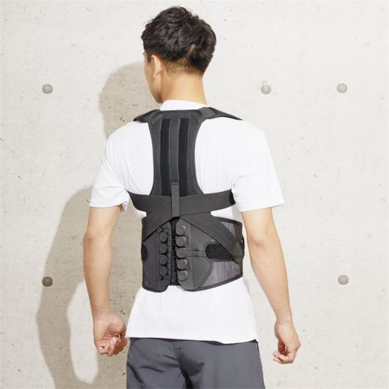 腰や姿勢の悩みに 着用することで、正しい姿勢に補正できます。 腰をしっかり支えて、腰の負担も軽減します。 姿勢が気になる方に 姿勢が気になったり、慢性的に方や腰に違和感がある方に。 軽い力で腰をしっかり固定 滑車のはたらきで、軽い力で引っ張るだけでもギューッとしっかり締まります。 背中と腰をダブルでサポート 背中と腰の一体型なので、上半身全体をしっかりサポートします 猫背や反り腰、巻き肩対策に 肩甲骨をと引き寄せながら腰を支えるので、着用中は自然に姿勢が良くなります。 美姿勢でスッキリ！ 姿勢を正すことで、見た目の変化はもちろん肩や首、腰への負担を軽減できます。 通気性抜群で蒸れない ベルト部分は空気の通るメッシュ素材。 長時間の着用でも、蒸れや熱を逃がして快適。