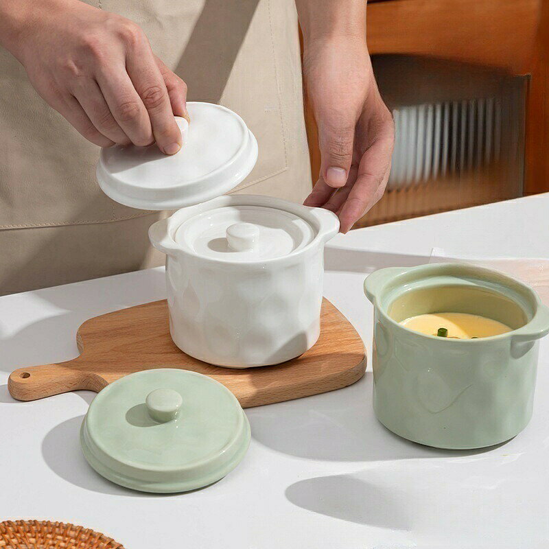 - 高品質のセラミック素材で作られているため、水を通して均一に調理し、一口ごとのスープの美味しさと栄養を高めます。 - 使い切りタイプなので、食材を無駄にすることなく、いつでも健康的でおいしい料理をお楽しみいただけます。 - 絶妙なデザインとエレガントな外観、キッチンに明るい色を追加し、家の装飾に最適です。 -小型のデザインで、持ち運びや保管が簡単で、あらゆるキッチンスペースに適しており、スープ作りの旅を簡単に始めることができます。 -特殊加工されたセラミック表面により、掃除が簡単になり、汚れが残らず、シチューポットを長期間新品の状態に保ちます。 製品説明： セラミック製の防水シチューポットのユニークな魅力を体験してください。この一人用スープシチューポットは、食べ物を愛するあなたのために特別に設計されています。家庭用シチューポットとしての見た目の高さだけでなく、絶妙な蓋付きシチューポットのデザインが採用されており、さまざまなスープやデザートの煮込みに最適です。繊細なシチュー体験がご家庭で簡単に楽しめる、小型で便利な陶器製シチューポット。健康的なスープでも、おいしいデザートでも、このスープポットはあなたのニーズを満たし、お手入れが簡単なので、調理が簡単になります。