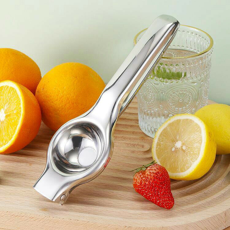 ハンドルを押すだけの簡単ジューサー！。【3点セット】ハンドジューサー レモン絞り器 レモン絞り機 レモンしぼり器 レモン 絞り器 フルーツ 絞り機 果汁 すだち 果物 レモンしぼり ステンレス 家庭用 21*7cm 簡易包装【3点セット】ハンドジューサー レモン絞り器 レモン絞り機 レモンしぼり器 レモン 絞り器 フルーツ 絞り機 果汁 すだち 果物 レモンしぼり ステンレス 家庭用 21*7cm 簡易包装 ハンドルを押すだけの簡単ジューサー！ 【ハンドルを押すだけの簡単ジューサー】片手で簡単にレモンやライム、柑橘の果物などを搾れるハンドジューサーです。搾る部分とハンドルが分かれているので手が汚れる心配もありません。フルーツをしっかり固定し、均等な汁だし穴で種を残し無駄なくキレイに搾ることができます。滑りが悪く金属音するなどあれば、食用オイルをご利用頂けると滑りが良くなります。【少ない力で簡単に絞れる】人工工学に基づいた片手でもてるコンパクト設計。硬質のハンドルで操作が簡単かつ、力の少ない女性でも簡単に搾ることができます。重量感のあるステンレスなので小さくても果汁をしっかりと搾れ、気軽に普段のお料理に使用できます。【お手入れ簡単！食洗器も使える】コンパクトな大きさと一体型の設計でお手入れが簡単！部品が多い従来のジューサーを洗う面倒くささは一切なし！ご家庭の食器洗い機にもご使用いただけます。【ジュースにジャムに用途色々】普段のお料理やお菓子、お酒、ジュース用など様々な用途に使用して頂けます。取り扱いの際は十分にご注意下さい。 5