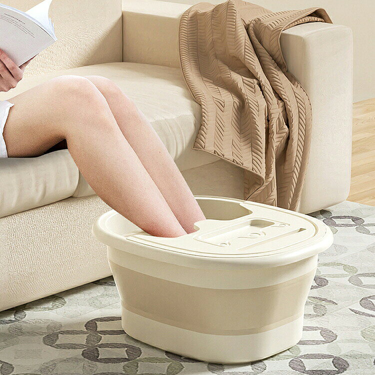 ご自宅で足湯を手軽にできる蓋つきのフットバスです。。足湯 大容量 折りたたみ 蓋付き フットバス 泡脚桶 足湯 持ち運び便利 折りたたみバケツ 母の日 敬老の日 プレゼント足湯 大容量 折りたたみ 蓋付き フットバス 泡脚桶 足湯 持ち運び便利 折りたたみバケツ 母の日 敬老の日 プレゼント ご自宅で足湯を手軽にできる蓋つきのフットバスです。 【手軽にできる足湯バケツ】ご自宅で足湯を手軽にできる蓋つきのフットバスです。蓋がついていることで保温効果も高いです。携帯を差し込める穴があるので動画を見ながら足湯をご使用することもできます。【コンパクトに収納できます】折りたたむことができるのでコンパクトサイズで収納できます。高さが約6cmなのですき間に入れやすいです。【持ち運びも簡単】製品自体は軽い素材でできているので持ち運びも簡単です。ご自宅だけでなくアウトドア等でも使えます。 5