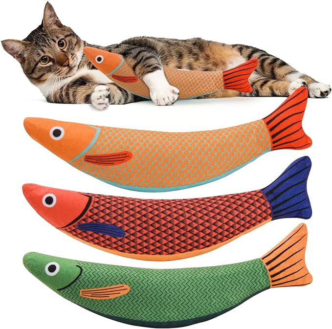 かわいい鯉おもちゃの3タイプ入りセットになっています。。猫 おもちゃ 魚 またたび玩具 猫用ぬいぐるみ ひとり遊び キャットニップ入り 噛むおもちゃ 3点セット 猫用品 ペット用 猫用おもちゃ 魚柄おもちゃ猫 おもちゃ 魚 またたび玩具 猫用ぬいぐるみ ひとり遊び キャットニップ入り 噛むおもちゃ 3点セット 猫用品 ペット用 猫用おもちゃ 魚柄おもちゃ かわいい鯉おもちゃの3タイプ入りセットになっています。 【3点セット】かわいい鯉おもちゃの3色入りセットになっています。おもちゃは軽いので、投げたり咥えたりして遊ぶこともでき、猫んちゃんが存分に楽しめます。【魚の形状】おもちゃはキックしやすい細長い魚デザインを採用しており、23.5x6.6cmのサイズで猫ちゃんも食いつきしやすくて、ストレス解消に役立ちます。【またたび入り】玩具にまたたび入りで猫ちゃんが大興奮！さらにおもちゃ全体がカサカサと音がなりますので、猫ちゃんの注意を引き付けます。* マタタビに対する反応は個体差が大きく、一部の猫には効果がありません。【安全な素材】ぬいぐるみは丈夫のポリエステル生地になっていて、中に柔らかいコットンと天然マタタビを入れているので、噛みついても安心です。【遊び方のコツ】使用前によく揉むことで、より一層香りが立ち、猫ちゃんの興味を惹きやすくなります。1回の遊びは一定時間内には最適です。長時間続けると、猫ちゃんが香りに飽きてしまい、次回から反応が弱くなる可能性があります。 5