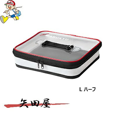 ドライバッグに合わせたサイズ展開で小物類をシステマチックに収納 釣具の整理・収納に便利な「システムクリアポーチ」です。 ドライバッグシリーズに合わせたサイズ設計で、バッグ内をすっきりと効率よく収納できます。 用途や収納量に応じて組み合わせができ、釣行時の小物整理にも便利です。 また、従来サイズに加えて高さを約半分にしたハーフサイズもラインナップ。 これまで通常サイズのポーチでは大きすぎたスペースにも収まりやすく、より自由度の高い収納が可能になりました。 天面にはクリア素材を採用しているため、ポーチを開けなくても中身を確認しやすく、必要なアイテムをスムーズに取り出せます。 ■サイズ（外寸） L ハーフ ：28(W)×23.5(D)×6(H)cm 【送料区分　100　】