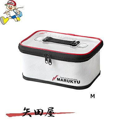 ドライバッグに合わせたサイズ展開で小物類をシステマチックに収納 釣具の整理・収納に便利な「システムクリアポーチ」です。 ドライバッグシリーズに合わせたサイズ設計で、バッグ内をすっきりと効率よく収納できます。 用途や収納量に応じて組み合わせができ、釣行時の小物整理にも便利です。 また、従来サイズに加えて高さを約半分にしたハーフサイズもラインナップ。 これまで通常サイズのポーチでは大きすぎたスペースにも収まりやすく、より自由度の高い収納が可能になりました。 天面にはクリア素材を採用しているため、ポーチを開けなくても中身を確認しやすく、必要なアイテムをスムーズに取り出せます。 ■サイズ（外寸） M：25(W)×17.5(D)×11(H)cm 【送料区分　60　】