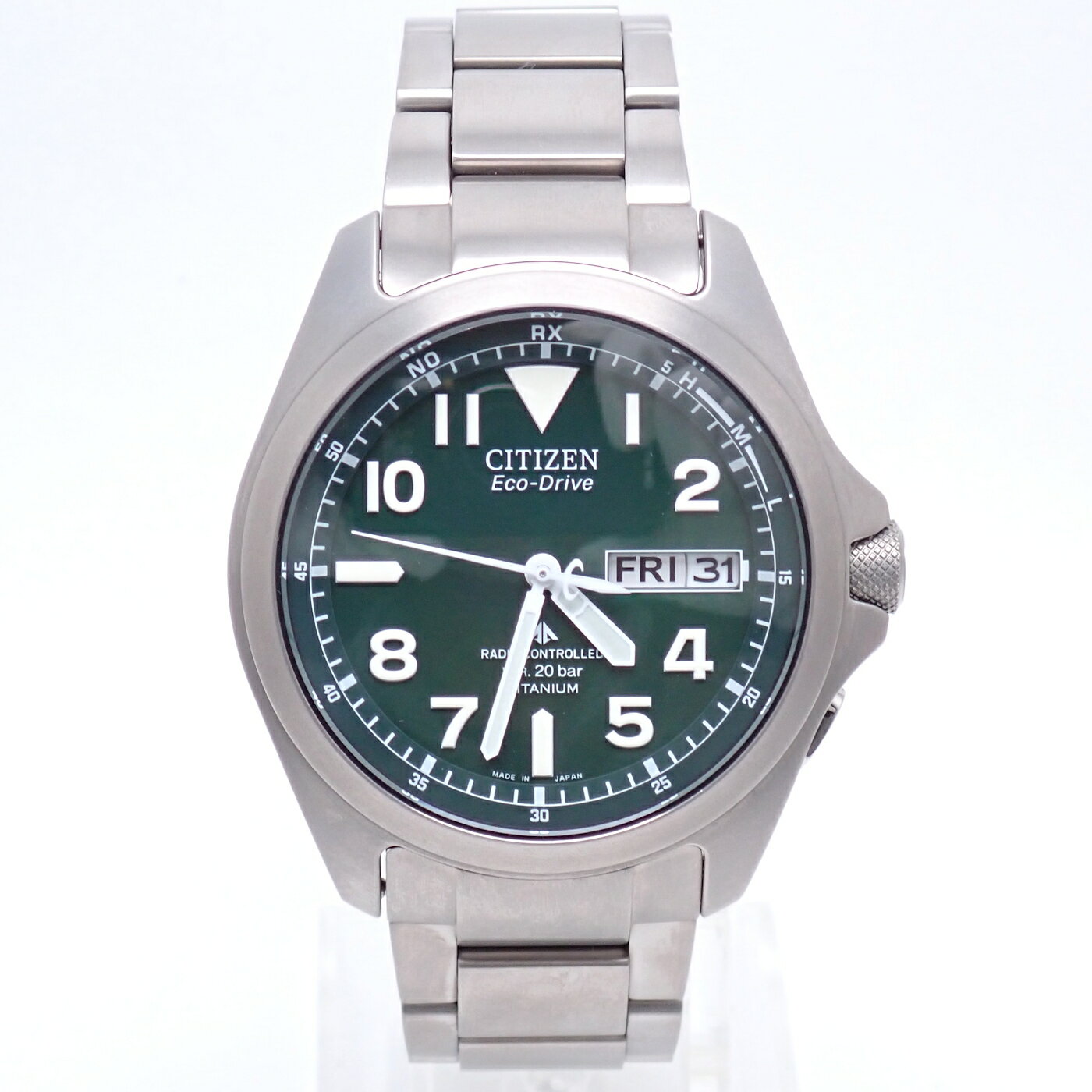 商品レビュー 程度 中古A+ 参考上代 ￥88,000- 型式/仕様 Ref.PMD56-2951(H100-S074398) スーパーチタニウム 電波ソーラー 日付/曜日表示 ねじ込み式リューズ グリーン文字盤 ケースサイズ 約38mm(リューズ除く) ブレスサイズ 〜約17cm 付属品 当店指定の時計用ボックス 詳細・備考 個性的なグリーンの文字盤のプロマスターLAND。ビジネス/カジュアルを問わずお使いいただけます。 ■ブレスレットの留め具に微細な擦れが見られる程度で、使用感は少なく非常にきれいなコンディションです。 ■電波受信機能ほか、動作確認済みです。 ■ガラスに傷や欠けは見られません。 ■文字盤、針、インデックスに傷みは見られません。 ■余りの駒はございません。ブレスサイズを必ずご確認ください。 商品の状態について 未使用S 未使用品。展示のみで、実際には使用されていない、展示品や新古品などと呼ばれる状態 中古A+ 展示等により微細な擦れや焼けなどに留まったものや、数回使用した程度の美品。新品仕上げ済みの商品も含む 中古A 使用上、あまり目立たないような傷や使用感のある状態の品。仕上げ済みでも欠点の残った商品も含む 中古A- 多少の傷、汚れなどの使用感がある品 中古B+ 目立った傷、汚れが見られるが、一般的な中古品としては良品といえる品 中古B 目立った傷、汚れが見られる一般的な中古品 中古B- 大きく目立つ傷や汚れが見られる中古品 腕時計の腕周りサイズ調整について ブレスレットタイプ、及び一部の革ベルトの腕時計をお求めの方は、無料でサイズを調整してお送りできます。 ●一般的に、腕周りの長さそのままで調整しますと、少々小さく感じてしまいますので、+0.5cm程度長めにすると丁度良いかと思います。 ●ブレス駒の数や、駒自体の長さによってはご希望に添えられない場合もございますのでご了承ください。 お願い ●クレジットカードでのご注文の際は、お客様の本人確認として、楽天カード株式会社へ「属性確認」をさせていただいております。・照会に数時間から数日要することもございますので、ご了承ください。・お名前や発送先のご住所がカード会社へのご登録と相違がある場合は、発送を控えさせていただいております。カードご契約者様に直接お電話にて、ご注文と送付先住所の確認を行わせていただくことがございます・ご注文者様と異なる名義のクレジットカードのご利用は出来ませんので、こちらもご確認下さい。●当店では、ほとんどの商品は現品1点限りとなっており、実店舗ならびに複数のECサイトにて同一商品を販売しております。ご注文のタイミングによっては、売り切れとなっている場合がございますので、その際はご容赦ください。●当社の支店におきましても掲載商品を店頭販売しております。平塚駅前店に商品がない場合がありますので、ご来店いただく場合は必ず事前にご連絡をいただきますようお願いいたします。