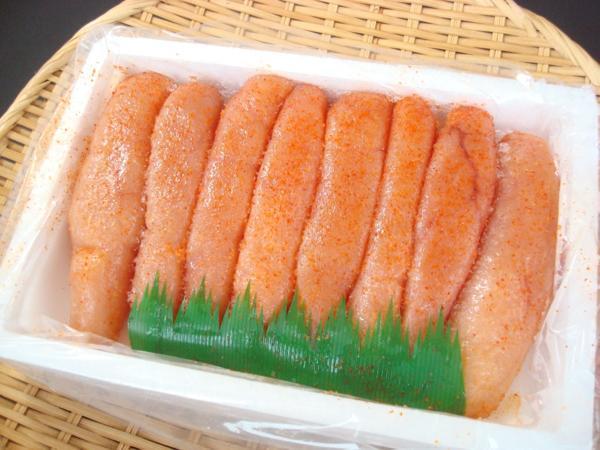 製品仕様 商品名 特特大！1本物！無着色！博多の特上辛子明太子1kg 名称 明太子 内容量 1kg（8～14本） タイプ 1本物 色 無着色 原材料 すけそうたらの卵、食塩、みりん、清酒、唐辛子、ソルビット、調味料（アミノ酸等）、酸化防止剤（ビタミンC）、ナイアシン、酵素、発色剤（亜硝酸Na）（原材料の一部に小麦、大豆を含む） 解凍・生 生 賞味期限 冷凍（-18℃以下）で60日、冷蔵（10℃以下）で3日です。 保存方法 -18℃で保存 商品説明 とても美味しい辛子明太子をご紹介いたします。 このメーカーは厳選された素材を使用し、永年にわたり試行錯誤を経て完成させました。 一点一点、真心を込めてじっくり熟成させた自慢の特大明太子を心行くまでご堪能ください。 1kg箱に8～14本入っております。 ☆ギフトにもおすすめいたします。 【塩へのこだわり】天外天塩使用 「天外天塩」は、内モンゴル自治区吉蘭泰（ジランタイ）の湖塩から生まれた天然塩です。 この地は古い文献に「河流伏脈として陰潜の項がある」と書かれた場所、ヒマラヤ山系の伏流水が大平原の岩塩の地層に湧き出し、汚染とは全く無縁の塩の湖を一億数千年もかけて生成しています。 誇り高きモンゴルの民が命の塩と呼び、代々大切にしてきた塩が、この「天外天塩」です。 ------------------------------------------------------------------------ 【小分け保存のしかた】 1、冷凍便で届きましたら、冷蔵庫でじっくり半解凍（表面が柔らかくなる程度）してください。 2、お召し上がりになる分量（2〜3本がお勧めです）を丁寧に小分けし、ラップで包んでください。 3、終わりましたら冷凍庫へ保存してください。（約60日間保存できます） ------------------------------------------------------------------------ 製造者 有限会社メイコウフーズ（福岡県福津市若木台6-18-9） 販売者 株式会社　八一　千葉県富里市日吉台5-43-70 [ラッピング（ギフト包装）ご希望のお客様へ] ギフト包装をご希望の場合、1商品につき220円の追加となります。 複数の商品をラッピングする場合は合計金額が変わりますので、後ほどメールでお知らせいたします。 複数をまとめてラッピングする場合は、お問い合わせ欄よりお知らせください。 【お願い】 ●築地丸中の商品は10kgまで同梱できます。 ●当店が出品している商品は豊洲市場セリ場より厳選しています。ご安心してお求めください。 ●冷凍保存が可能です。開封後はなるべくお早めにお召し上がりください。 ●必ず冷蔵解凍（10℃以下）していただき、半解凍の状態で小分けしてください。 ●商品には冷凍（-18℃以下）での賞味期間を表示します。 ●海産物に個体差があり大きさや色、味、食感、風味などに差異がございます。 ●ヤマト運輸の指導により、梱包にダンボール及びビニール袋を使用します。（発泡は使用しません） ●当店では納品書、明細書等の同封はしておりません。 ●ギフト包装は別途220円（のしも可能）で承ります。 ●「のし」のみの場合は無料です。 ●転送コム（海外転送）等はご利用いただけません。 ●クール便でのお届けは「置き配」をご利用いただけません。 ●ご注文当日の発送はできない場合がございます。 ●運送会社の事情で遅延する場合がございます。 ●日曜日、祝日、休市日の発送はしておりません。申し訳ございません。 【魚卵につきまして】 ●必ず冷蔵解凍していただき、半解凍の状態で小分けしてください。 ●解凍、冷凍を繰り返しますと著しく劣化しますので、ご注意ください。 ●冷凍で流通のため表面に霜がつきます。 ●解凍後は多少のトリップがでます。 ●無着色のため色合いにバラつきがございます。 ●1本物ですが皮の破れもございます。 ●写真と入数（本数）が数本前後する場合がございます。 ●写真のとおり大きさにバラつきがございます。 ●写真よりもバラ子が多く混じる場合があります。 ●光線等により写真と色合いなどに差異がございます。 ●魚卵特有の香りがあります。（製品に問題はございませんが、苦手な方はご遠慮ください） ●原卵の性質により苦みや渋みを感じることがあります。（製品に問題はございません） ●原卵に個体差があり大きさや色、味、食感、風味などに差異がございます。 ●お味の判断は個人差がございます。