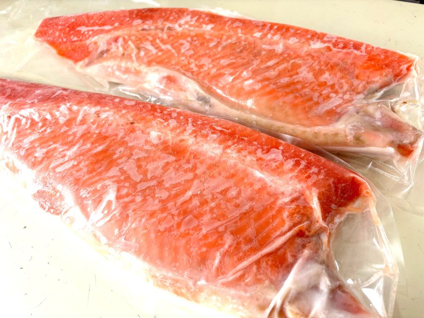 築地丸中 銀鮭肉厚ハラミ1.9g前後（2腹）！ はらみ 腹身 ぎん鮭はらみ しゃけはらす 居酒屋