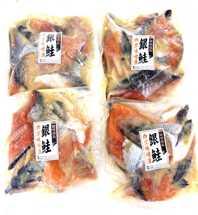 製品仕様 商品名 銀鮭カマ西京漬け4パック 内容量 300gx4パック（1200g） 原材料 銀鮭、西京味噌、粒味噌、米発酵調味料/着色料（ウコン）、甘味料（甘草）、（一部に大豆を含む） 産地 チリ 加熱調理の必要性 加熱してからお召し上がりください。 賞味期間 冷凍（-18℃以下）で60日、冷蔵（10℃以下）で2日です。 保存方法 -18℃で保存 商品説明 脂がのってるので食べやすく、お酒の肴、ご飯にもピッタリの逸品です！ お酒の肴にピッタリの逸品です！ （美味しい食べ方） グリル（フライパンでもOK）でじっくり火が通るように焼いてください。 ※焼すぎない様ご注意ください。 製造者 三郷水産株式会社 栄養成分表示（100g）当たり（推定値） エネルギー：244kcal 、たんぱく質:21.5g、 脂質:16.9g、 炭水化物:1.4g 、食塩相当量:0.50g 【築地丸中よりお知らせです】 ●タイトルに「築地丸中」と記載されている商品は同梱可能です。 ●その他150種ほど出品しております。（すべて同梱できます。） ●当店が出品している商品は豊洲市場セリ場より厳選しています。ご安心してお求めください。 ●冷凍保存が可能です。開封後はなるべくお早めにお召し上がりください。 ●商品には冷凍（-18℃以下）での賞味期間を表示します。 ●必ず冷蔵解凍（10℃以下）していただき、半解凍の状態で小分けしてください。 ●いったん解凍したものを再凍結しないでください。（品質が変わることがあります） ●常温、湯せん等による解凍は品質を損ないますのでご注意ください。 ●解凍後にドリップがでますので捨ててください。 ●海産物に個体差があり大きさや色、味、食感、風味などに差異がございます。 ●お味、香りの判断は個人差がございます。 ●個々の大きさが異なりますのでご了承ください。 ●光線等により写真と色合いなどに差異がございます。 ●魚特有の香りがあります。（製品に問題はございませんが、苦手な方はご遠慮ください） ●魚の性質により苦みや渋みを感じることがあります。（製品に問題はございません） ●解凍後に色合いが変わる場合がございます。 ●ヤマト運輸の指導により、梱包にダンボール及びビニール袋を使用します。（発泡は使用しません） ●当店では納品書、明細書等の同封はしておりません。 ●ギフト包装は別途220円（のしも可能）で承ります。 ●「のし」のみの場合は無料です。 ●転送コム（海外転送）等はご利用いただけません。 ●クール便でのお届けは「置き配」をご利用いただけません。 ●ご注文当日の発送はできない場合がございます。 ●運送会社の事情で遅延する場合がございます。 ●日曜日、祝日、休市日の発送はしておりません。申し訳ございません。
