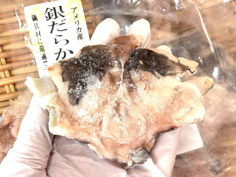 銀だらのカマだけを集めた商品です。 いろいろなお鍋の具材にいかがでしょうか。 美味しさは格別で、さすが高級魚の代名詞です。 （1袋300gに5切れほど入ってます。） 品名：銀たらカマ 内容量：600g（300gx2P） 銀たら産地：アメリカ産 加工地：宮城県塩釜市 加熱調理の必要性：加熱してからお召し上がりください。 保存方法：-18℃以下 賞味期間：冷凍（-18℃以下）で2028年9月30日です。 原材料名：銀だら 栄養成分表示（100g）当たり（推定値） エネルギー 210kcal、たんぱく質 13.6g、脂質 18.6g、炭水化物 0.1g、食塩相当量 0.2g 【築地丸中よりお知らせです】 ●タイトルに「築地丸中」と記載されている商品は同梱可能です。 ●その他150種ほど出品しております。（すべて同梱できます。） ●当店が出品している商品は豊洲市場セリ場より厳選しています。ご安心してお求めください。 ●冷凍保存が可能です。開封後はなるべくお早めにお召し上がりください。 ●商品には冷凍（-18℃以下）での賞味期間を表示します。 ●必ず冷蔵解凍（10℃以下）していただき、半解凍の状態で小分けしてください。 ●いったん解凍したものを再凍結しないでください。（品質が変わることがあります） ●常温、湯せん等による解凍は品質を損ないますのでご注意ください。 ●海産物に個体差があり大きさや色、味、食感、風味などに差異がございます。 ●お味、香りの判断は個人差がございます。 ●個々の大きさが異なりますのでご了承ください。 ●光線等により写真と色合いなどに差異がございます。 ●魚特有の香りがあります。（製品に問題はございませんが、苦手な方はご遠慮ください） ●魚の性質により苦みや渋みを感じることがあります。（製品に問題はございません） ●解凍後に色合いが変わる場合がございます。 ●ヤマト運輸の指導により、梱包にダンボール及びビニール袋を使用します。（発泡は使用しません） ●当店では納品書、明細書等の同封はしておりません。 ●ギフト包装は別途220円（のしも可能）で承ります。 ●「のし」のみの場合は無料です。 ●転送コム（海外転送）等はご利用いただけません。 ●クール便でのお届けは「置き配」をご利用いただけません。 ●ご注文当日の発送はできない場合がございます。 ●運送会社の事情で遅延する場合がございます。 ●日曜日、祝日、休市日の発送はしておりません。申し訳ございません。