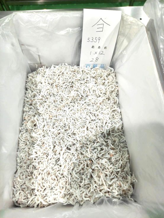 徳島県に揚がりました新物しらす干しです。 徳島県南部に位置する阿南市椿泊は美しい海が自慢の漁村です。 そこで採れた、「しらす」を100％使用しており、太刀魚やエビ等の混ざりものがほとんどないものを選別しています。 鮮度の高さとしらす本来の旨味が自慢です。 ハモ漁も盛んな椿泊漁港に揚がりました「新物しらす」をたっぷりとお召し上がりください。 （特徴） とても柔らかくてお味が抜群です！ 大根おろし、おにぎり、パスタ、チャーハン、お茶漬け、卵焼き、サラダの具材にもお使いいただけます。 （お勧めのお召し上がり方） 温かいご飯の上にたっぷりのしらすと生卵、刻みネギをのせ混ぜ合わせてからお召し上がりください。お好みで醤油を小々かけていただいても抜群です！ 品名：新物しらす干し 内容量：1kg 産地：徳島県産 保存方法：-18℃以下 賞味期間：冷凍（-20℃以下）で60日、冷蔵（10℃以下）で2日です。 原材料名：いわし稚魚、塩 （解凍と保存） ※必ず冷蔵解凍してください（約半日）。 ※半解凍の状態で小分けしていただき、すぐに冷凍して頂ければ約60日間（季節や状況によります）保存できます。 ※解凍後はなるべく早めにお召し上がりください。 ※冷凍品につき解凍の仕方で多少水分が出る場合もございます。 ※重量はメーカーで正確に測量しておりますが、配達過程等におきまして、多少水分が抜け重量に変動がある場合がございますので、ご了承ください。 ※ドリップが出る場合はドリップを捨ててください。 [ラッピング（ギフト包装）ご希望のお客様へ] ギフト包装をご希望の場合、1商品につき220円の追加となります。 複数の商品をラッピングする場合は合計金額が変わりますので、後ほどメールでお知らせいたします。 複数をまとめてラッピングする場合は、お問い合わせ欄よりお知らせください。 【築地丸中よりお知らせです】 ●タイトルに「築地丸中」と記載されている商品は同梱可能です。 ●その他150種ほど出品しております。（すべて同梱できます。） ●当店が出品している商品は豊洲市場セリ場より厳選しています。ご安心してお求めください。 ●商品には冷凍（-18℃以下）での賞味期間を表示します。 ●冷凍保存が可能です。開封後はなるべくお早めにお召し上がりください。 ●必ず冷蔵解凍（10℃以下）していただき、半解凍の状態で小分けしてください。 ●いったん解凍したものを再凍結しないでください。（品質が変わることがあります） ●常温、湯せん等による解凍は品質を損ないますのでご注意ください。 ●海産物に個体差があり大きさや色、味、食感、風味などに差異がございます。 ●お味、香りの判断は個人差がございます。 ●個々の大きさが異なりますのでご了承ください。 ●光線等により写真と色合いなどに差異がございます。 ●魚特有の香りがあります。（製品に問題はございませんが、苦手な方はご遠慮ください） ●魚の性質により苦みや渋みを感じることがあります。（製品に問題はございません） ●解凍後に色合いが変わる場合がございます。 ●ヤマト運輸の指導により、梱包にダンボール及びビニール袋を使用します。（発泡は使用しません） ●当店では納品書、明細書等の同封はしておりません。 ●ギフト包装は別途220円（のしも可能）で承ります。 ●「のし」のみの場合は無料です。 ●転送コム（海外転送）等はご利用いただけません。 ●クール便でのお届けは「置き配」をご利用いただけません。 ●ご注文当日の発送はできない場合がございます。 ●運送会社の事情で遅延する場合がございます。 ●日曜日、祝日、休市日の発送はしておりません。申し訳ございません。
