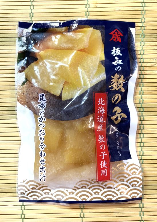 昆布とかつおの合わせ出汁に、コクと風味豊かな醤油をつかい、味わい深く仕上げました。（カツオ風味です） 北海道産数の子と風味豊かな出汁漬けのため、歯ごたえ、風味、お味が抜群です！ （特徴） 数の子産地：北海道産 だし：かつお醤油だし お味：濃い味 硬さ：硬め ※解凍はじっくり冷蔵解凍してください。湯せんやレンジで解凍しますと歯ごたえがなくなります。 品名：味付け数の子醤油漬け 内容量（固形量）：100g 数の子産地：北海道産 加工地：青森県 タイプ：2～3折れ 保存方法：-18℃以下 賞味期間：冷凍（-18℃以下）で60日、冷蔵（10℃以下）で2日です。 栄養成分表示（100g）当たり（推定値） エネルギー 143kcal、たんぱく質 16.5g、脂質 2.7g、炭水化物 13.2g、食塩相当量 3.0g 【築地丸中よりお知らせです】 ●タイトルに「築地丸中」と記載されている商品は同梱可能です。 ●その他150種ほど出品しております。（すべて同梱できます。） ●当店が出品している商品は豊洲市場セリ場より厳選しています。ご安心してお求めください。 ●商品には冷凍（-18℃以下）での賞味期間を表示します。 ●冷凍保存が可能です。開封後はなるべくお早めにお召し上がりください。 ●必ず冷蔵解凍（10℃以下）していただき、半解凍の状態で小分けしてください。 ●いったん解凍したものを再凍結しないでください。（品質が変わることがあります） ●常温、湯せん等による解凍は品質を損ないますのでご注意ください。 ●海産物に個体差があり大きさや色、味、食感、風味などに差異がございます。 ●お味、香りの判断は個人差がございます。 ●個々の大きさが異なりますのでご了承ください。 ●光線等により写真と色合いなどに差異がございます。 ●魚t卵特有の香りがあります。（製品に問題はございませんが、苦手な方はご遠慮ください） ●魚卵の性質により苦みや渋みを感じることがあります。（製品に問題はございません） ●解凍後に色合いが変わる場合がございます。 ●ヤマト運輸の指導により、梱包にダンボール及びビニール袋を使用します。（発泡は使用しません） ●当店では納品書、明細書等の同封はしておりません。 ●ギフト包装は別途220円（のしも可能）で承ります。 ●「のし」のみの場合は無料です。 ●転送コム（海外転送）等はご利用いただけません。 ●クール便でのお届けは「置き配」をご利用いただけません。 ●ご注文当日の発送はできない場合がございます。 ●運送会社の事情で遅延する場合がございます。 ●日曜日、祝日、休市日の発送はしておりません。申し訳ございません。