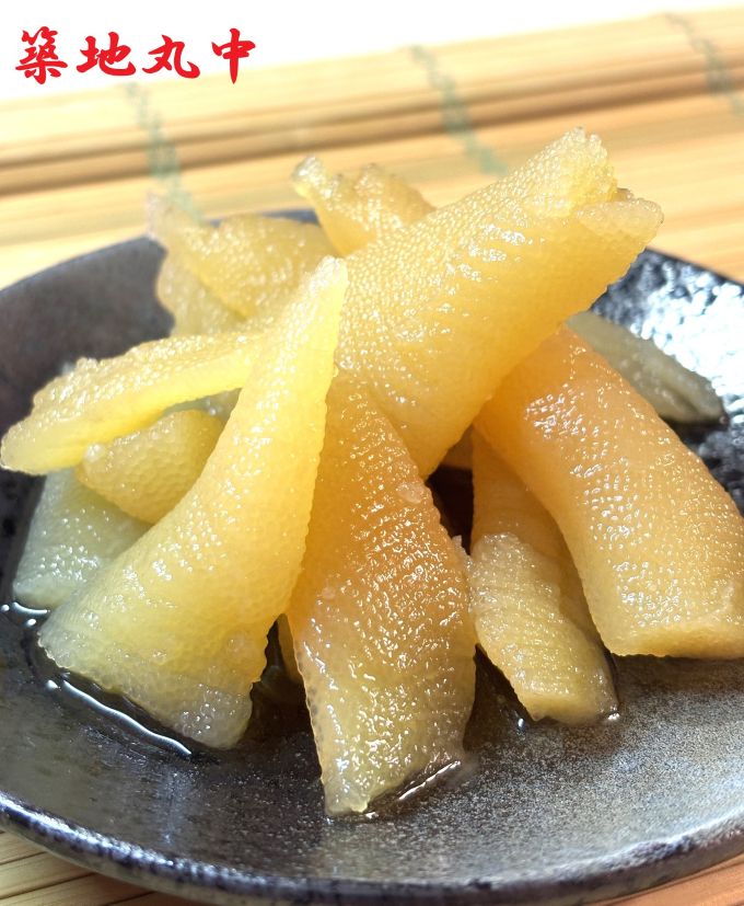 昆布とかつおの合わせ出汁に、コクと風味豊かな醤油をつかい、味わい深く仕上げました。（カツオ風味です） 本ちゃん数の子のため歯ごたえは抜群です。（結構かためです。） ※水産関係でいう「本ちゃん」とは北太平洋（カナダ・アメリカ）で獲れる一級品の原料のことです。 ※解凍はじっくり冷蔵解凍してください。湯せんやレンジで解凍しますと歯ごたえがなくなります。 品名：味付け数の子醤油漬け（本ちゃん） 内容量：65g 産地：アメリカ、カナダ産 加工地：青森県 タイプ：2折れ 賞味期間：冷凍（-18℃以下）で60日、冷蔵（10℃以下）で2日です。 【お願い】 ●築地丸中の商品は10kgまで同梱できます。 ●当店が出品している商品は豊洲市場セリ場より厳選しています。ご安心してお求めください。 ●冷凍保存が可能です。開封後はなるべくお早めにお召し上がりください。 ●商品には冷凍（-18℃以下）での賞味期間を表示します。 ●必ず冷蔵解凍（10℃以下）していただき、半解凍の状態で小分けしてください。 ●常温、湯せん等による解凍は味を損ないますのでご注意ください。 ●海産物に個体差があり大きさや色、味、食感、風味などに差異がございます。 ●お味の判断は個人差がございます。 ●個々の大きさが異なりますのでご了承ください。 ●光線等により写真と色合いなどに差異がございます。 ●魚卵特有の香りがあります。（製品に問題はございませんが、苦手な方はご遠慮ください） ●魚卵の性質により苦みや渋みを感じることがあります。（製品に問題はございません） ●解凍後に色合いが変わる場合がございます。 ●ヤマト運輸の指導により、梱包にダンボール及びビニール袋を使用します。（発泡は使用しません） ●当店では納品書、明細書等の同封はしておりません。 ●ギフト包装は別途220円（のしも可能）で承ります。 ●「のし」のみの場合は無料です。 ●転送コム（海外転送）等はご利用いただけません。 ●クール便でのお届けは「置き配」をご利用いただけません。 ●ご注文当日の発送はできない場合がございます。 ●運送会社の事情で遅延する場合がございます。 ●日曜日、祝日、休市日の発送はしておりません。申し訳ございません。 【魚卵につきまして】 ●必ず冷蔵解凍していただき、半解凍の状態で小分けしてください。 ●解凍、冷凍を繰り返しますと著しく劣化しますので、ご注意ください。 ●冷凍で流通のため表面に霜がつきます。 ●解凍後はドリップがでます。 ●色合いにバラつきがございます。 ●写真よりもバラ子が多く混じる場合があります。 ●写真と入数（本数）が数本前後する場合がございます。 ●写真のとおり大きさにバラつきがございます。 ●光線等により写真と色合いなどに差異がございます。 ●魚卵特有の香りがあります。（製品に問題はございませんが、苦手な方はご遠慮ください） ●原卵の性質により苦みや渋みを感じることがあります。（製品に問題はございません） ●原卵に個体差があり大きさや色、味、食感、風味などに差異がございます。 ●解凍後に色合いが変わる場合がございます。 ●お味の判断は個人差がございます。