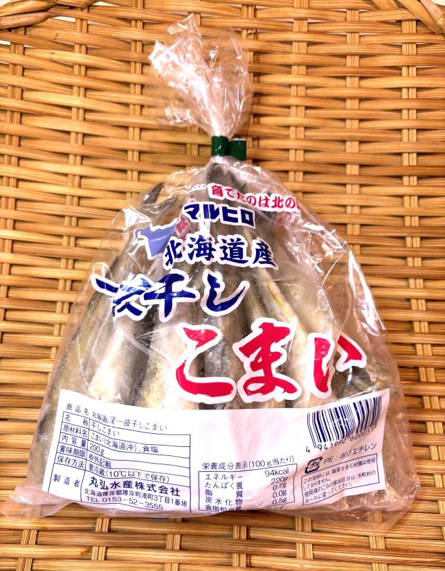 北海道産の「こまい」を頭をカットし内臓も取り除いて一夜干しにおります。 一夜干しは、旨味も油も身に凝縮されるので、ジューシーで魚本来の味が楽しめます。 （食べ方） ☆唐揚げにしていただくのもおすすめです！（お塩で） ☆フライパンやトースターで焼く（マヨネーズ・七味をつけて） （こまいは焼き過ぎると身が固くなり、美味しさが失われるのでご注意ください。） 品名：干しこまい 内容量：200g（16尾前後） サイズ：小 産地：北海道沖産 加熱調理の必要性：加熱してからお召し上がりください。 保存方法：‐18℃以下 賞味期間：冷凍（-18℃以下）で60日、冷蔵（10℃以下）で2日です。 製造場所：北海道厚岸 原材料名：こまい（北海道沖）、食塩 栄養成分表示（100g）当たり（推定値） エネルギー 94kcal、たんぱく質 22.0g、脂質 0.7g、炭水化物 0.0g、食塩相当量 0.5g 【築地丸中よりお知らせです】 ●タイトルに「築地丸中」と記載されている商品は同梱可能です。 ●その他150種ほど出品しております。（すべて同梱できます。） ●当店が出品している商品は豊洲市場セリ場より厳選しています。ご安心してお求めください。 ●冷凍保存が可能です。開封後はなるべくお早めにお召し上がりください。 ●商品には冷凍（-18℃以下）での賞味期間を表示します。 ●必ず冷蔵解凍（10℃以下）していただき、半解凍の状態で小分けしてください。 ●いったん解凍したものを再凍結しないでください。（品質が変わることがあります） ●常温、湯せん等による解凍は品質を損ないますのでご注意ください。 ●海産物に個体差があり大きさや色、味、食感、風味などに差異がございます。 ●お味、香りの判断は個人差がございます。 ●個々の大きさが異なりますのでご了承ください。 ●光線等により写真と色合いなどに差異がございます。 ●魚特有の香りがあります。（製品に問題はございませんが、苦手な方はご遠慮ください） ●魚の性質により苦みや渋みを感じることがあります。（製品に問題はございません） ●解凍後に色合いが変わる場合がございます。 ●ヤマト運輸の指導により、梱包にダンボール及びビニール袋を使用します。（発泡は使用しません） ●当店では納品書、明細書等の同封はしておりません。 ●ギフト包装は別途220円（のしも可能）で承ります。 ●「のし」のみの場合は無料です。 ●転送コム（海外転送）等はご利用いただけません。 ●クール便でのお届けは「置き配」をご利用いただけません。 ●ご注文当日の発送はできない場合がございます。 ●運送会社の事情で遅延する場合がございます。 ●日曜日、祝日、休市日の発送はしておりません。申し訳ございません。