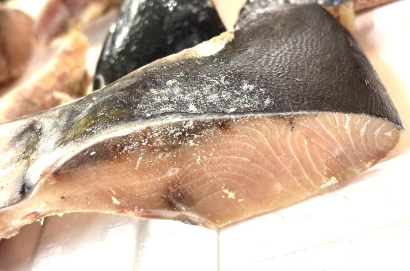 築地丸中の築地丸中 　数量限定！天然国産 ぶりカマ切り身（4カマ） ブリカマ 鰤カマ ぶりかま 居酒屋｜アングル3