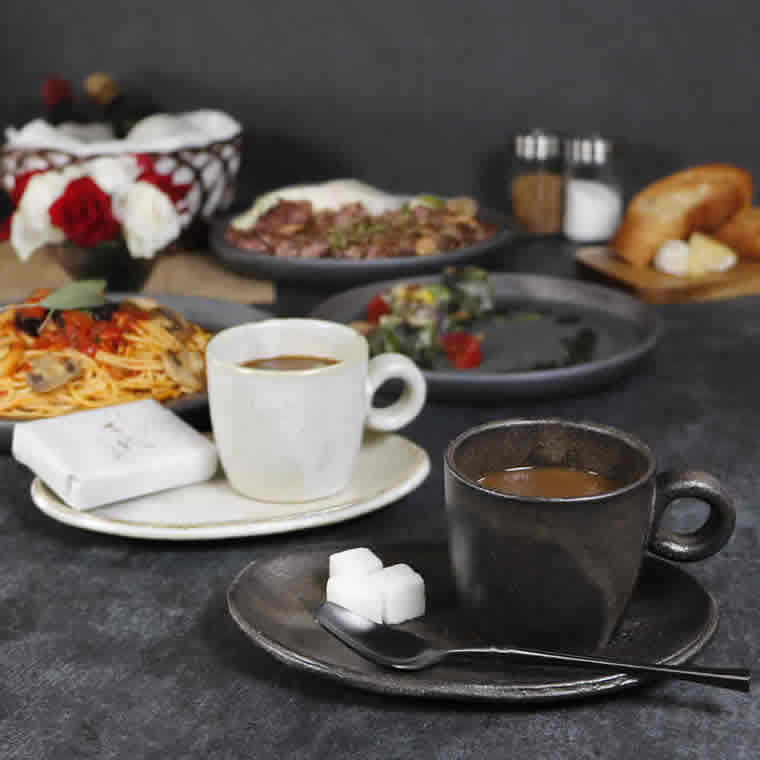【38時間限定15%OFFクーポン配布中】ペア コーヒーカップ 保温 2客セット 陶器 結婚祝い 食器 ペアカップ おしゃれ 保温 かわいい 和食器 セット　コーヒーカップ＆ソーサ 日本製 白 カップ 食器 やきもの コップ 焼き物 器 萩手・紫煙コーヒー碗皿 w307-01_02