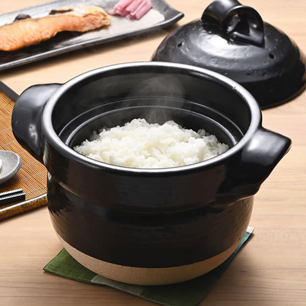 品　番 mk-025 品　名 信楽焼き　5合炊き　ご飯鍋　［送料無料］ ※IHでは使用出来ません。 サイズ 幅300×奥行230×高さ165mm ふた付き220mm 4kg ※手作りの為、サイズ、重量、色合い等に多少の 　違いは御座います。 送　料 こちらの商品は、送料無料になります。 ご飯鍋 火加減の調整いらずで美味しいご飯が簡単に 炊き上がる信楽焼ご飯鍋。 遠赤外線効果でふっくらとしたご飯が炊き 上がります。 カレーやシチューなどの煮込み料理にもお勧め です。 行事・記念日一覧 1月 お正月 成人式 成人の日 御礼 御挨拶 2月 バレンタインデー 本命 義理 還暦祝い お祝い 誕生日 女性 お礼 恋人 3月 ひな祭り ホワイトデー 男性 お返し 女性に人気 ひなまつり 卒業式 卒園式 　退職祝い 卒業祝い 定年 送迎会 バレンタインデーのお返し 春 引越し祝い 4月 入学式 入園式 入学祝い 就職祝い 開店祝い 改築祝い 記念日 歓送迎会 粗品 新築祝い スプリング 粗品 5月 母の日 歓迎会 母の日ギフト 出産祝い 誕生日 GW 陶器市 6月 父の日 ビジネス ギフト 結婚祝い　新婚 7月 七夕 お中元 父 お見舞い お盆 お供え 御供物 ピアノ 発表会 サマーギフト 結婚記念日 8月 金婚式 銀婚式 自宅用 帰省土産 9月 敬老の日 お彼岸 古希 喜寿 米寿 金婚式 銀婚式 ギフトセット 10月 ハロウィン イベント メッセージ 発表会 贈物 癒し オシャレ 展示会 11月 個展 開店 オープン 夫婦の日 母 おまかせ ウェディング 12月 お歳暮 クリスマスプレゼント サプライズmk-023 1合炊き鍋 mk-024 3合炊き鍋 mk-025 5合炊き鍋 ご飯鍋の一覧ページはこちら